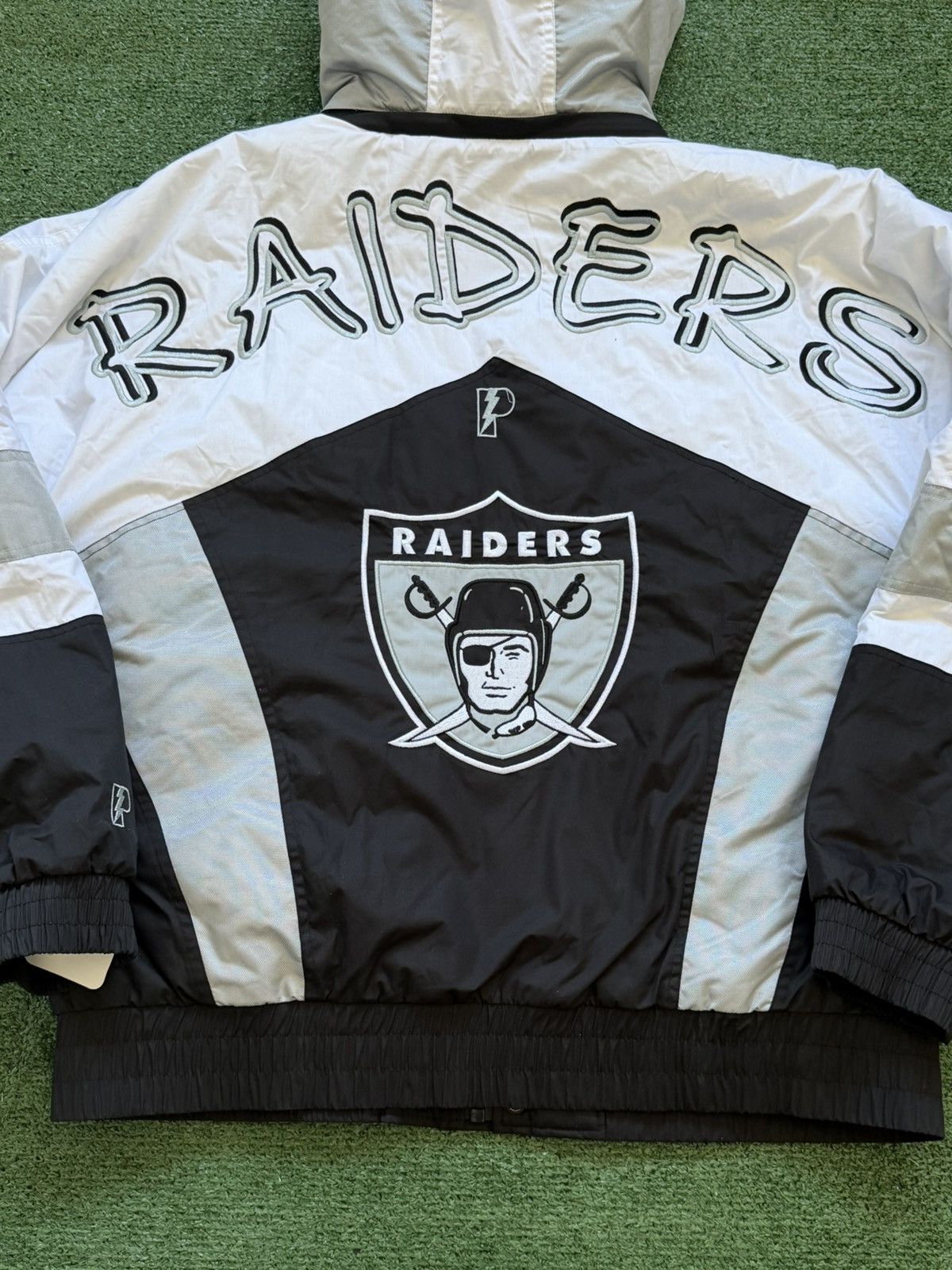 Pro Player NFL LAS VEGAS RAIDERS PRO PLAYER SPELL OUT WINDBREAKER JACKE Size US L / EU 52-54 / 3 - 4 Thumbnail