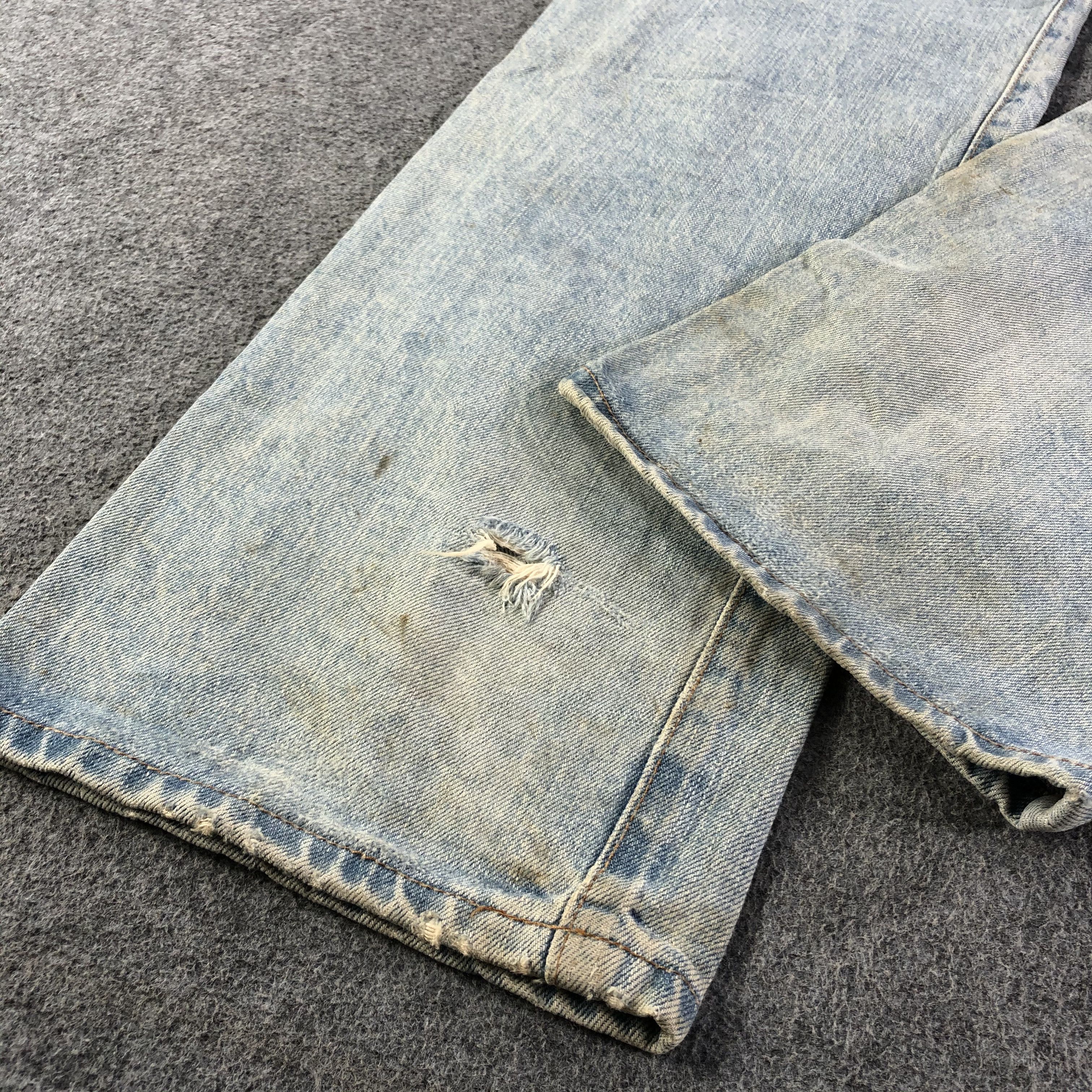 Vintage Vintage Light Wash Wrangler Redline Jeans-J2943 Size US 29 - 6 Thumbnail