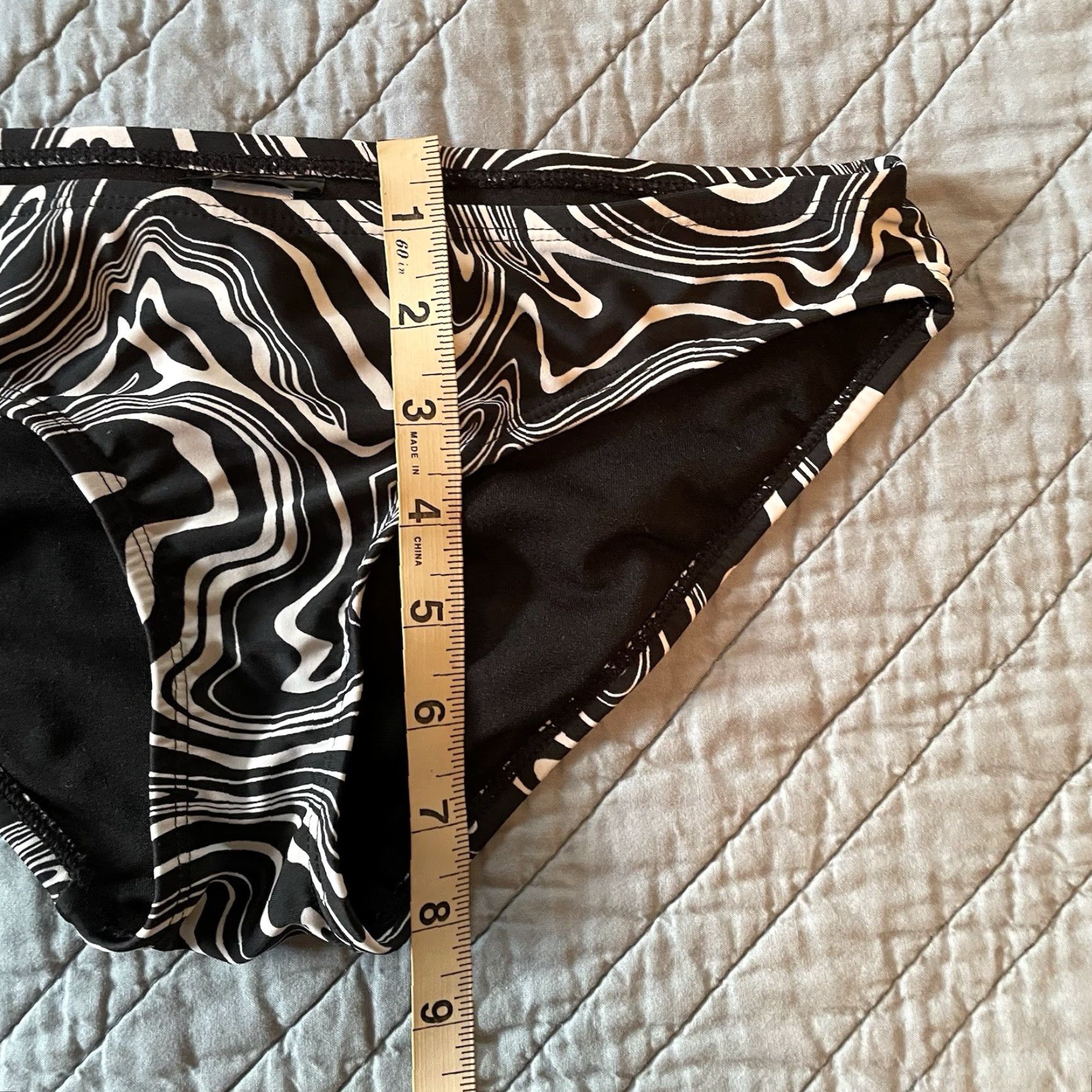 Old Navy Old Navy Bikini Bottom Women's XS Hipster Swim B&W Swirl black white Size 26" / US 2 / IT 38 - 4 Thumbnail