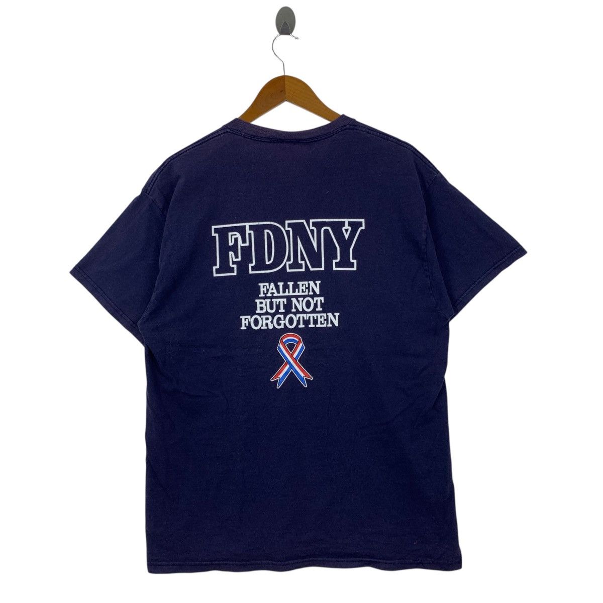 Vintage Vintage FDNY Fallen But Not Forgotten Fire Department Tshirt Size US L / EU 52-54 / 3 - 1 Thumbnail