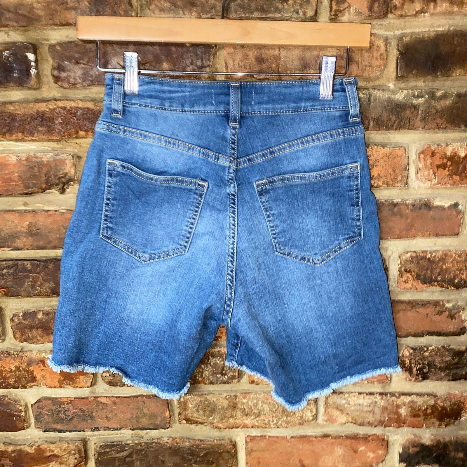 H&M H&M Medium Wash Blue Denim Cut-Off Jean Shorts 2 Size 26" / US 2 / IT 38 - 2 Thumbnail