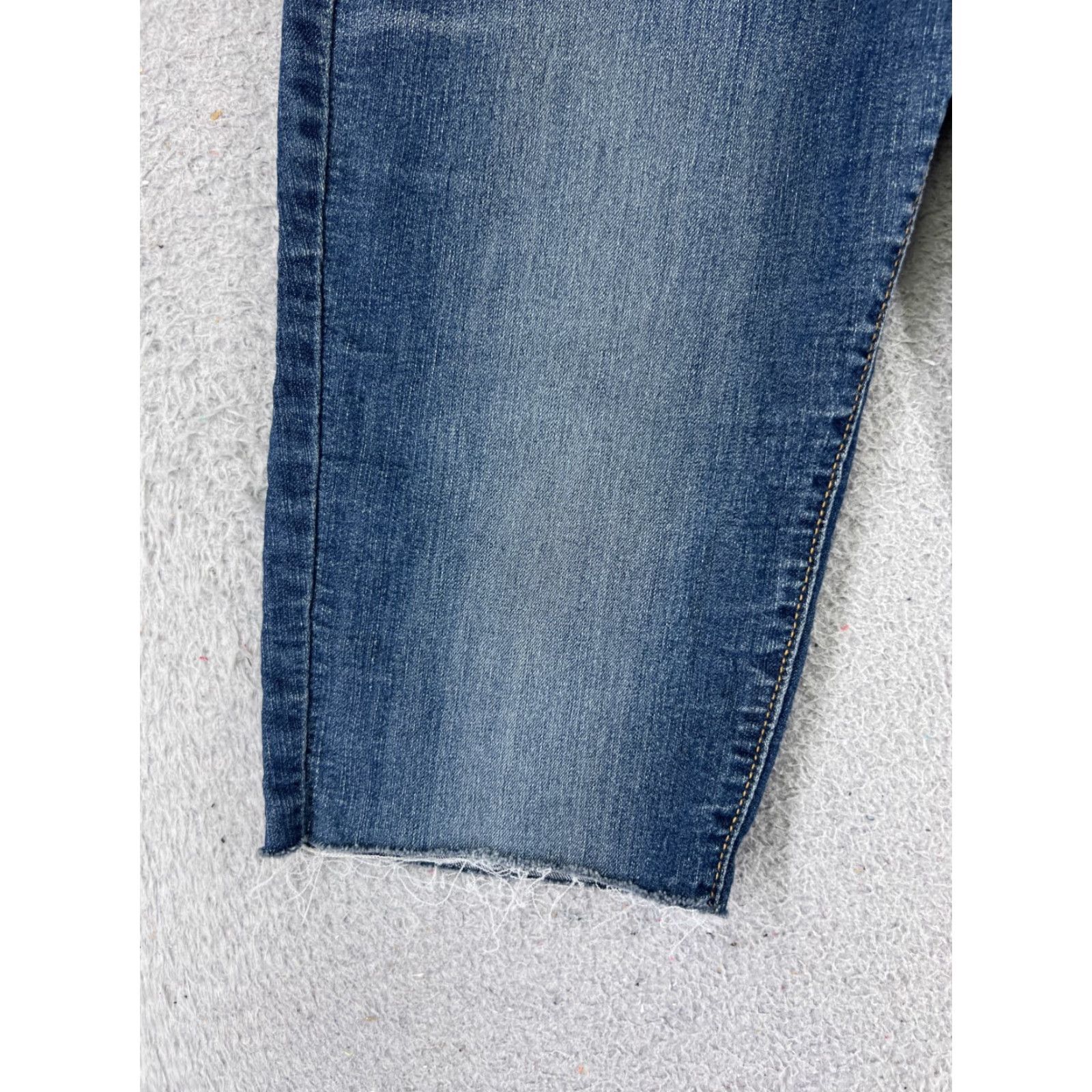 Levi's Levis Shorts Womens 4 Blue Cutoff Denim Jeans Cotton Blend Denizen 26x14 5-Pocket Style Denim Size 27" / US 4 / IT 40 - 3 Thumbnail