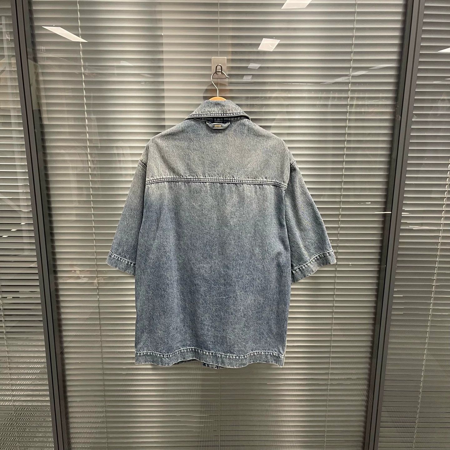 Louis Vuitton Louis Vuitton Embossed Logo Denim Short-Sleeve Shirt M Size US M / EU 48-50 / 2 - 2 Thumbnail
