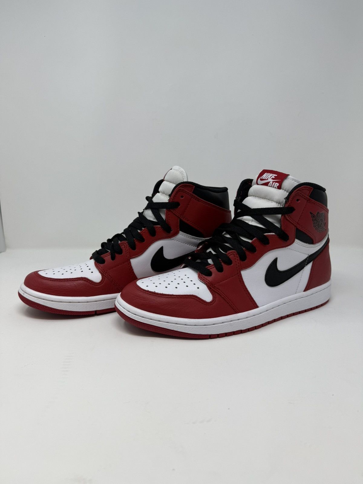 Nike Nike Air Jordan 1 Retro High OG 'Chicago' 2015 555088-101 Size US 9.5 / EU 42-43 - 2 Thumbnail