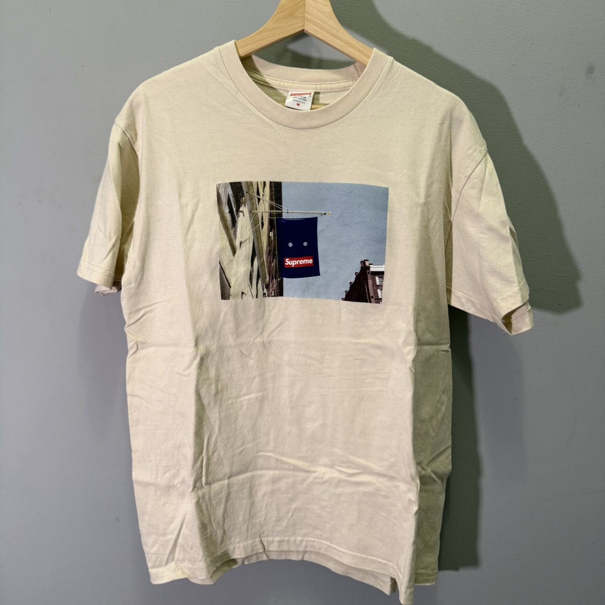 Supreme Supreme Banner Tee Natural Medium FW19 Size US M / EU 48-50 / 2 - 1 Thumbnail