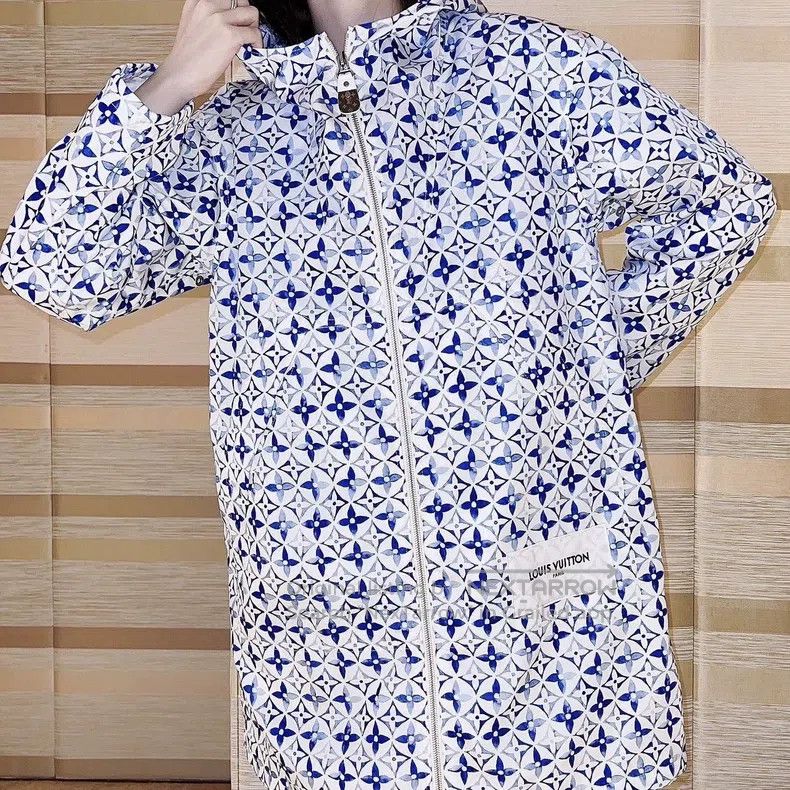 Louis Vuitton Louis Vuitton Full logo printed midi hooded jacket Size XS / US 0-2 / IT 36-38 - 6 Thumbnail