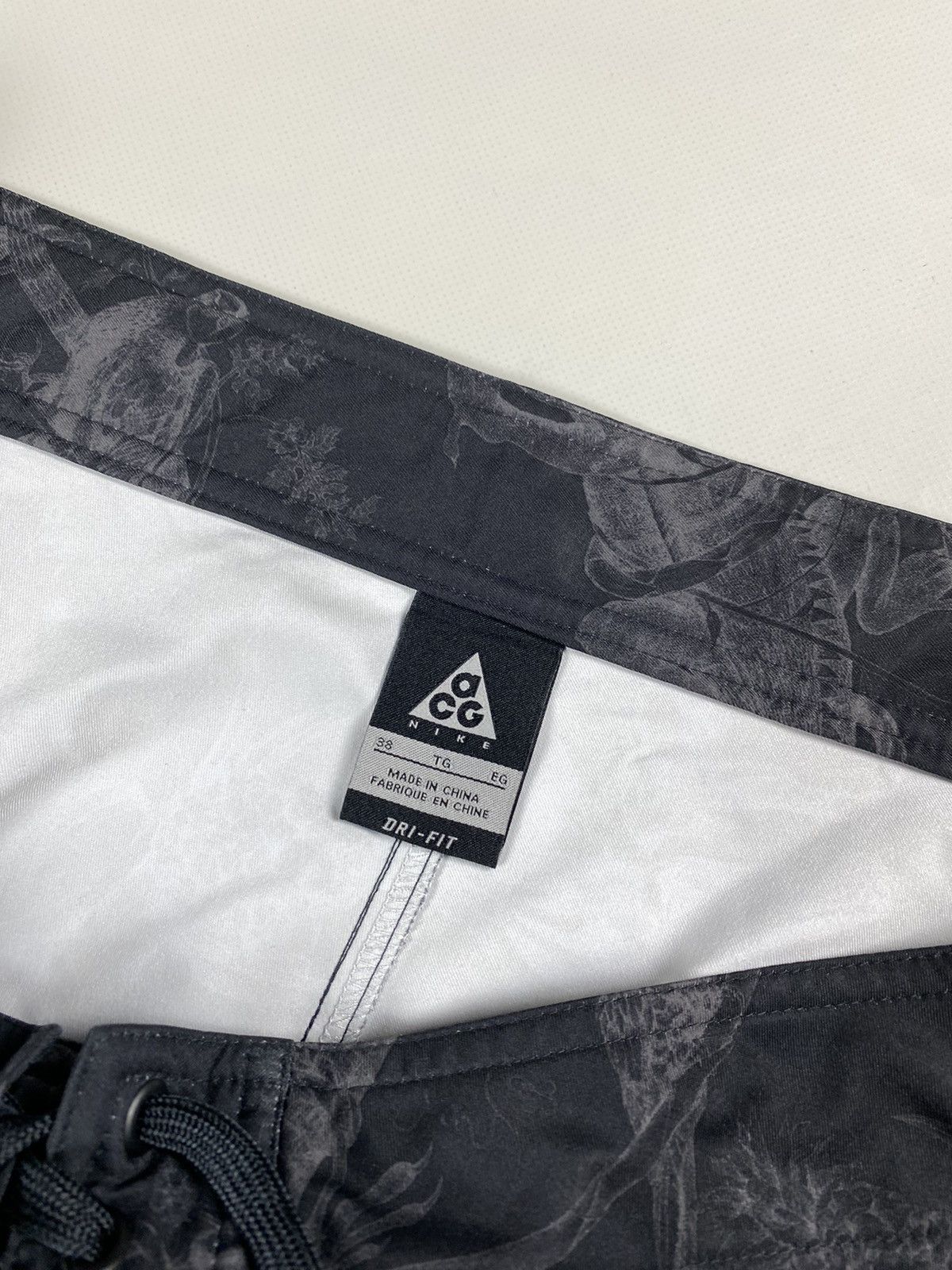 Nike Nike ACG men’s patterned shorts size 38 / XXL Size US 38 / EU 54 - 10 Thumbnail