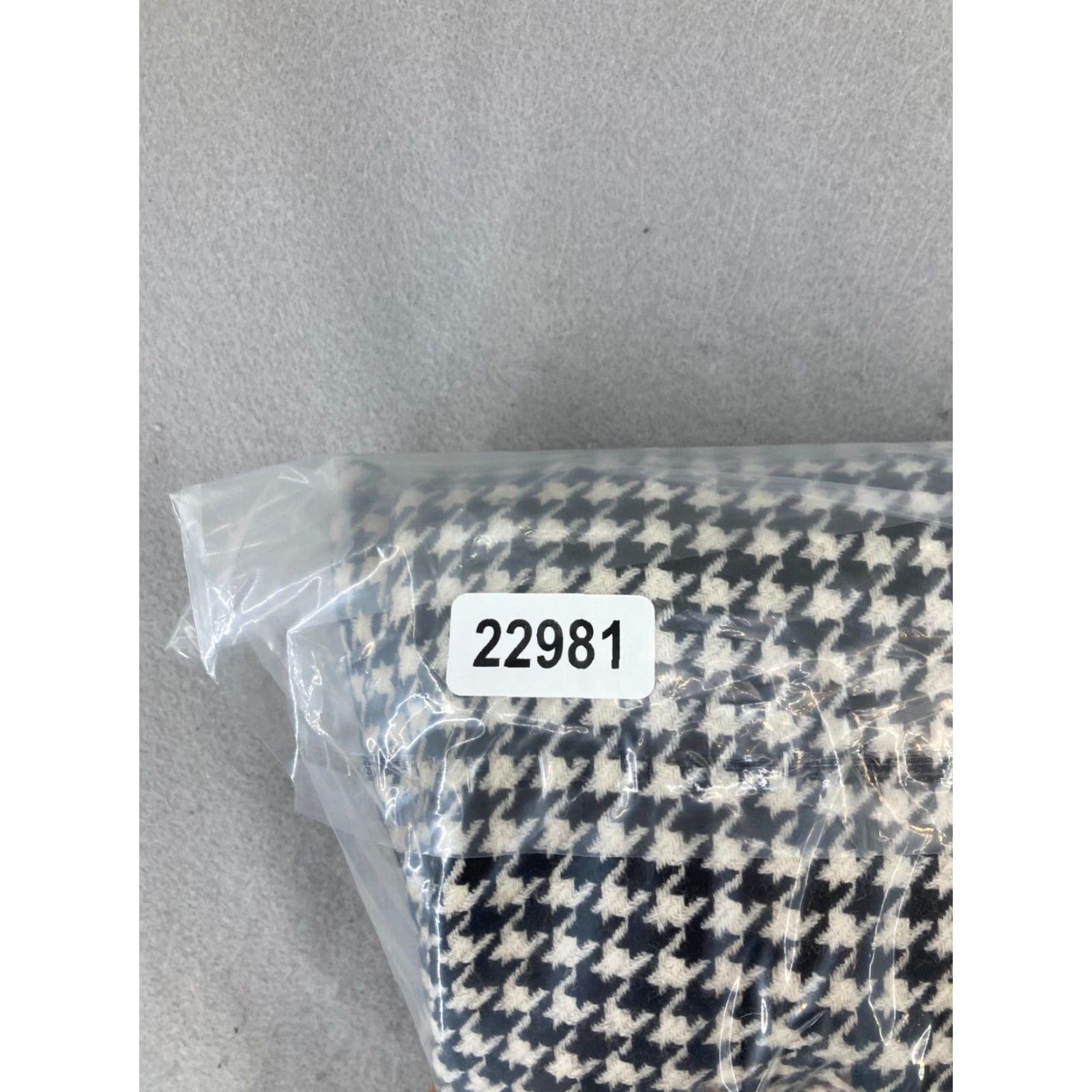 Vintage Harolds Women's Wool Skirt 4 Black Houndstooth Knee Length Straight & Pencil 90s Country of US Size 27" / US 4 / IT 40 - 8 Thumbnail