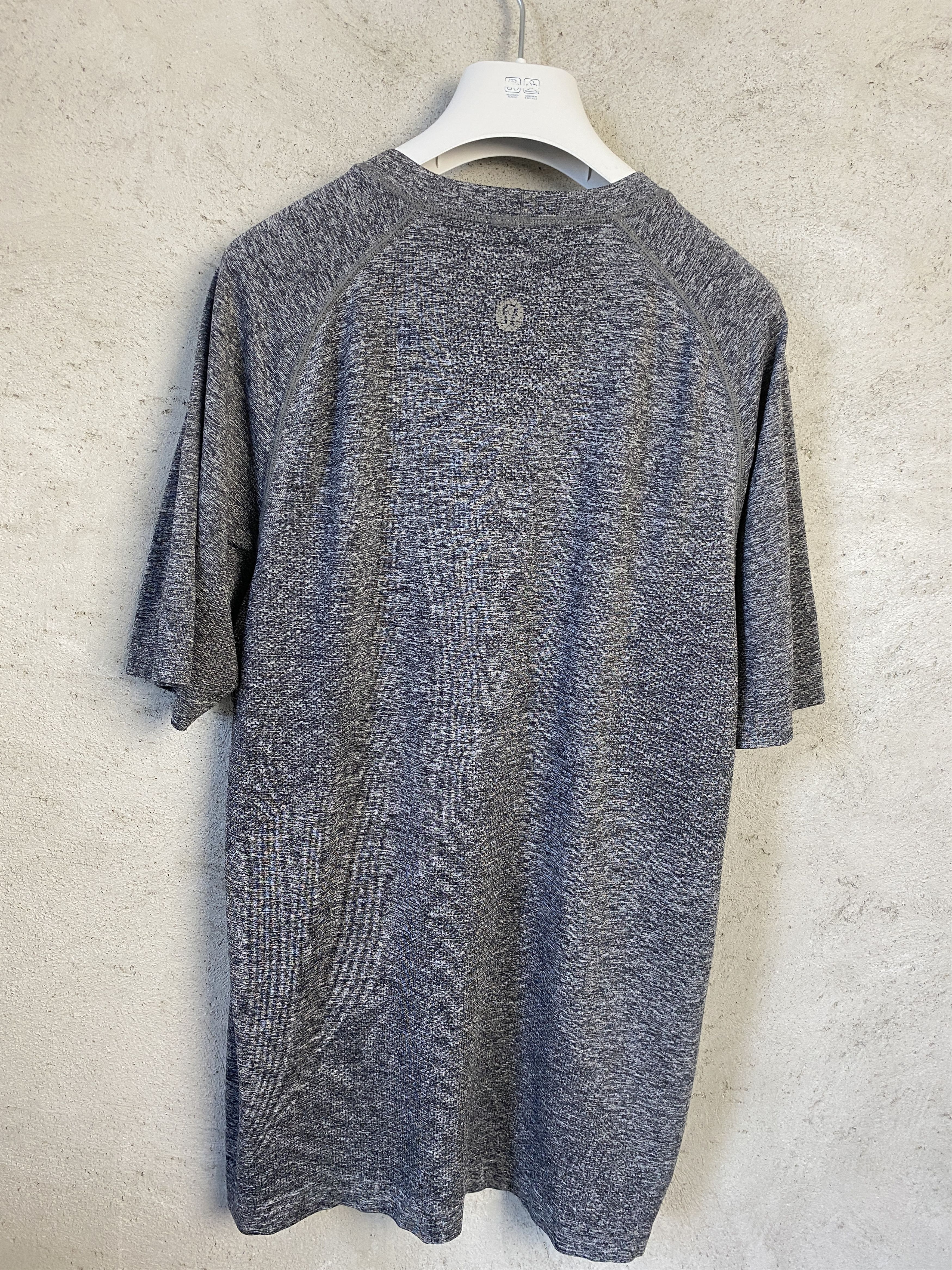 Lululemon Lululemon big back logo t-shirt tee sport yoga gym Size US L / EU 52-54 / 3 - 1 Thumbnail