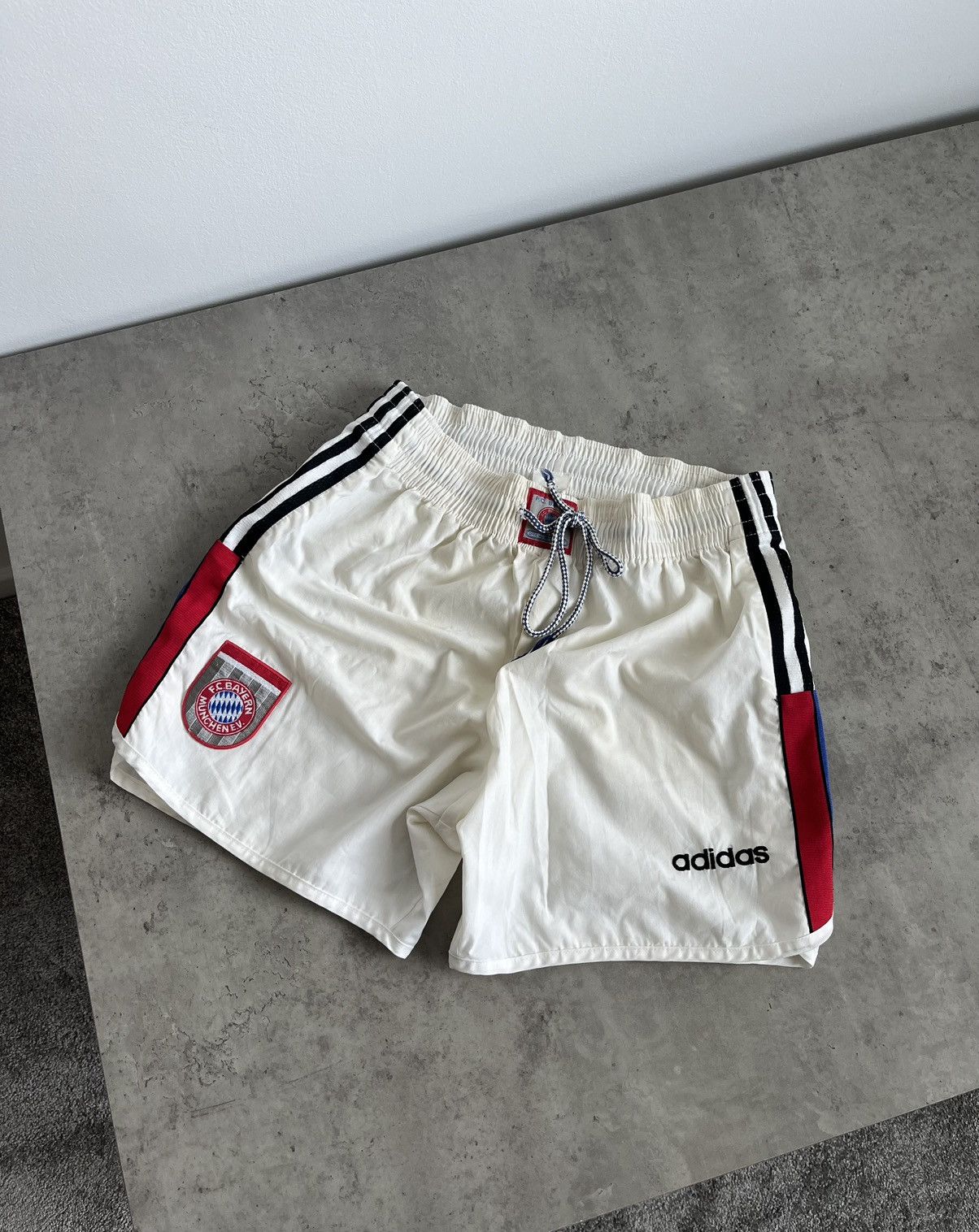 Vintage 90s Vintage Adidas FC Bayern Munich 1996/1997 Short Size US 30 / EU 46 - 1 Thumbnail