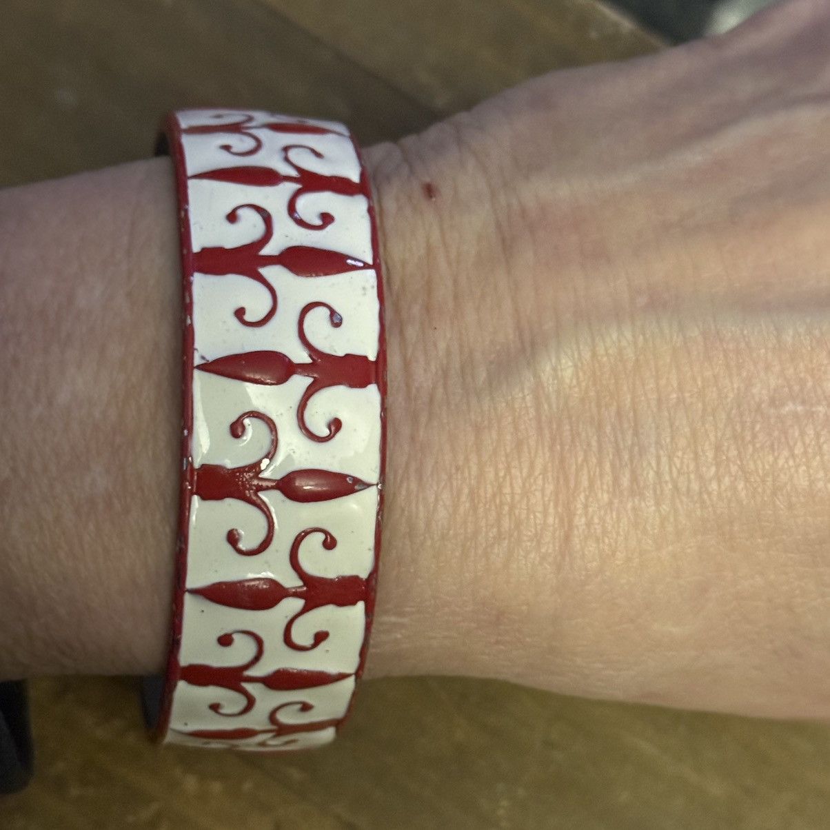 Vintage Vintage red and white enamel bangle bracelet Size ONE SIZE - 3 Thumbnail