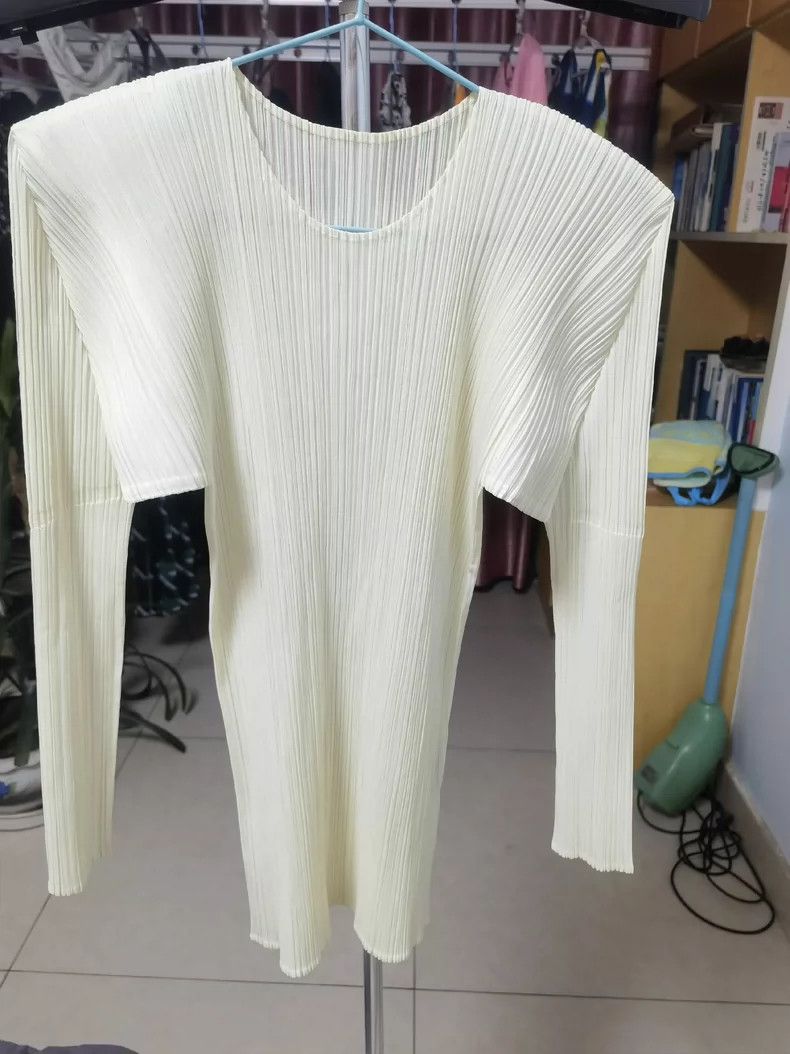 Issey Miyake Issey Miyake A beige pleated cardigan Size XL / US 12-14 / IT 48-50 - 2 Thumbnail