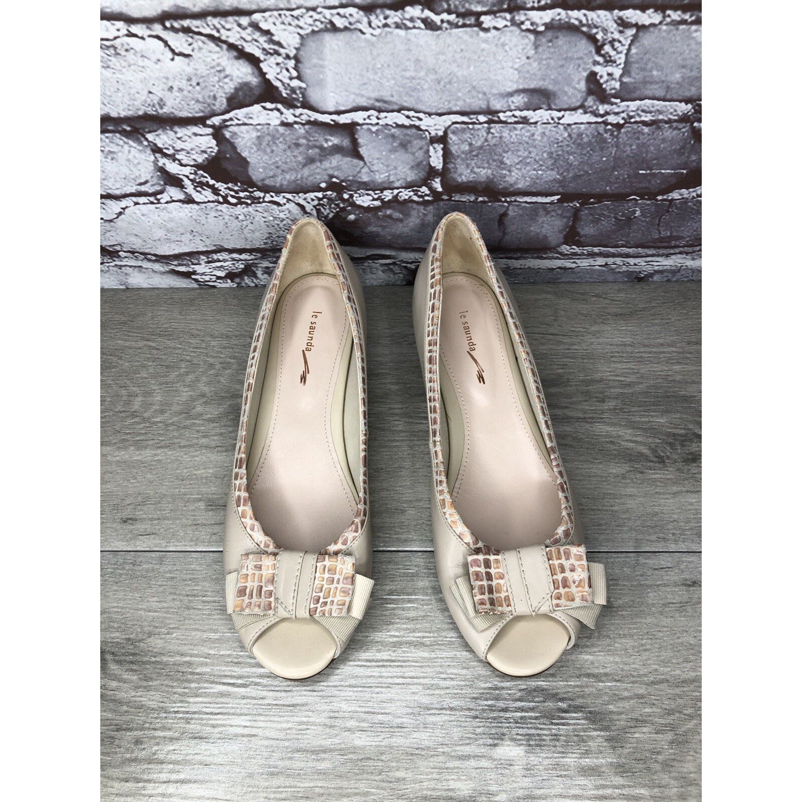 Other LE SAUNDA Ivory Leather Pink Croc Bow Peep Toe Wedges Women’ Size US 7.5 / IT 37.5 - 12 Thumbnail