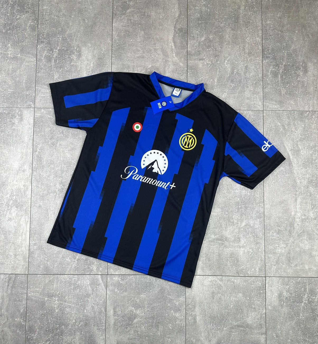 Gildan New Inter Milan Retro Merchandise Soccer Jersey Size US M / EU 48-50 / 2 - 2 Thumbnail