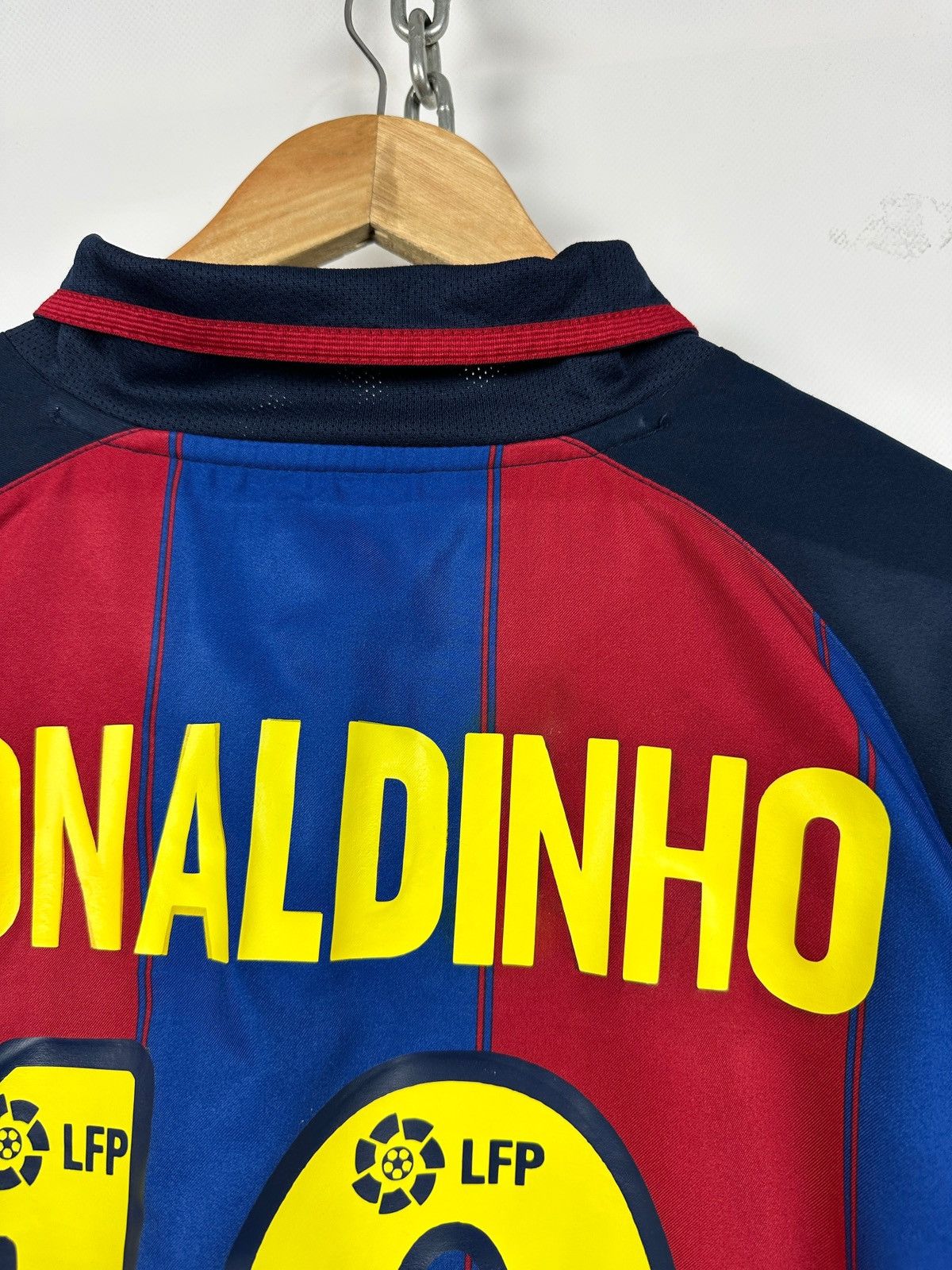 Nike 2003/04 Vintage Nike FC Barcelona Ronaldinho Soccer Jersey Size US M / EU 48-50 / 2 - 20 Thumbnail