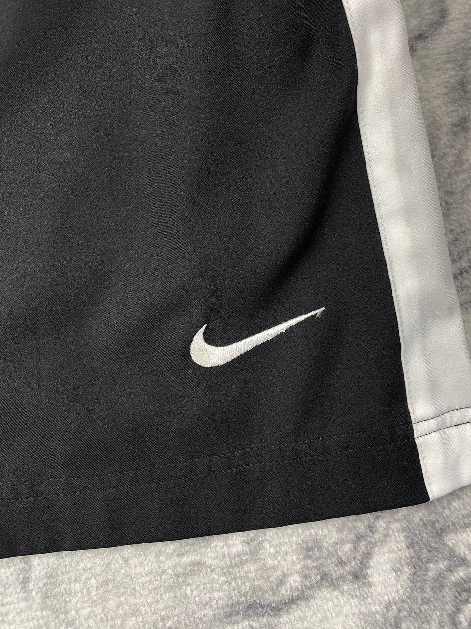 Nike Vintage Nike Manchester United Football Shorts Men Size M Size US 33 - 2 Thumbnail