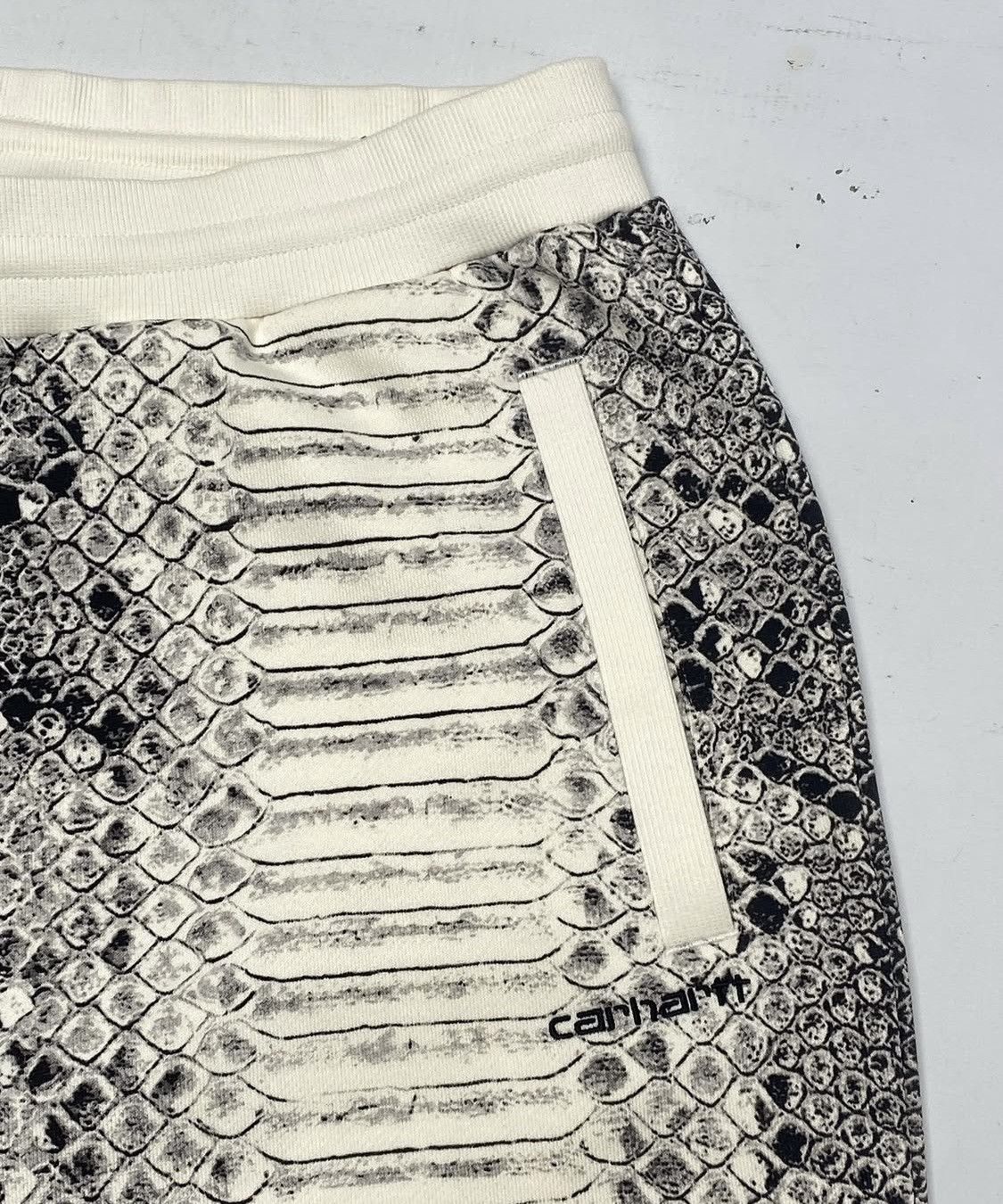 Carhartt Wip Carhartt Wip Year of the Snake Drop Japan Size L Shorts Size US 40 / EU 56 - 13 Thumbnail