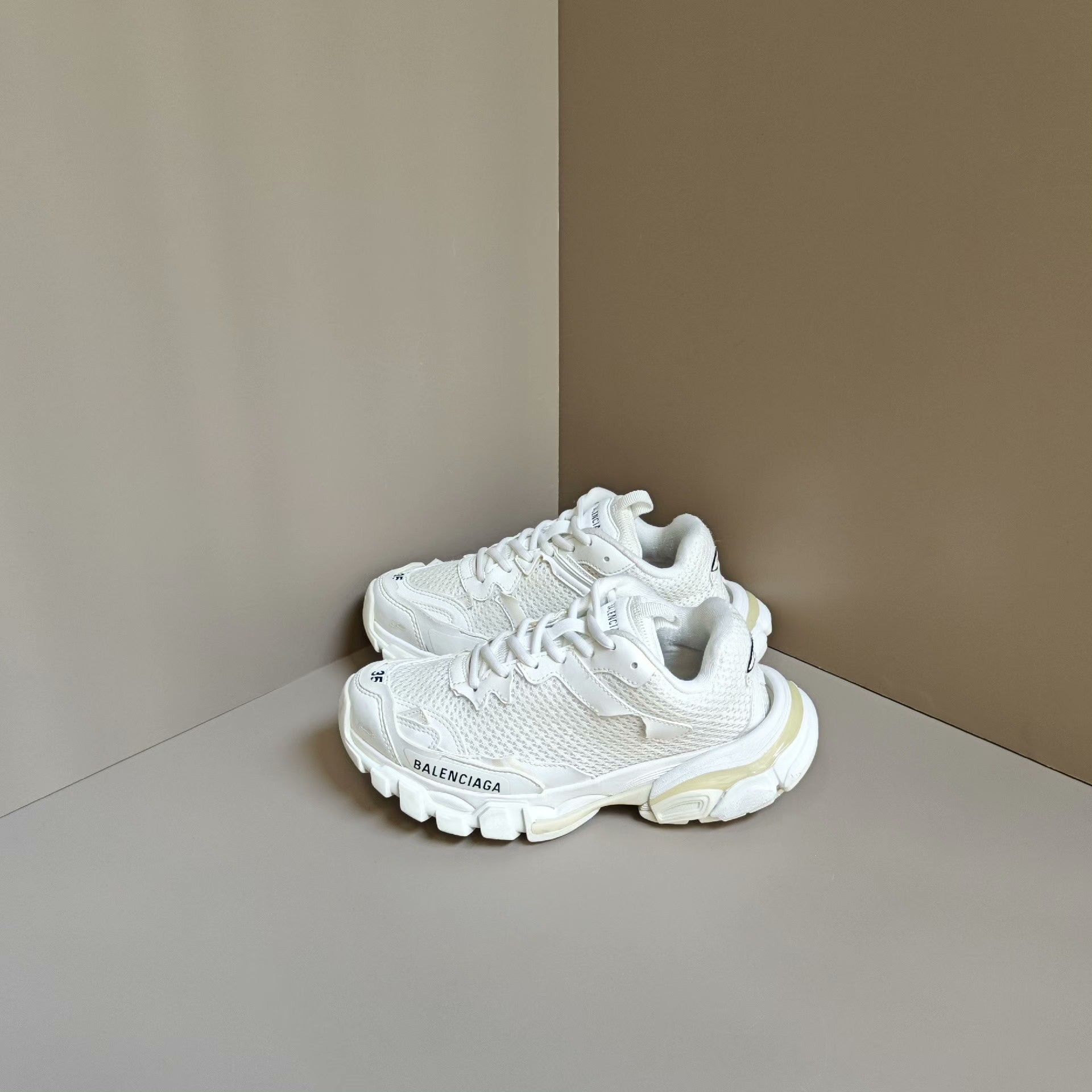 Balenciaga Balenciaga White Lowtop Sneakers us_5 Women Size US 5 / IT 35 - 1 Thumbnail