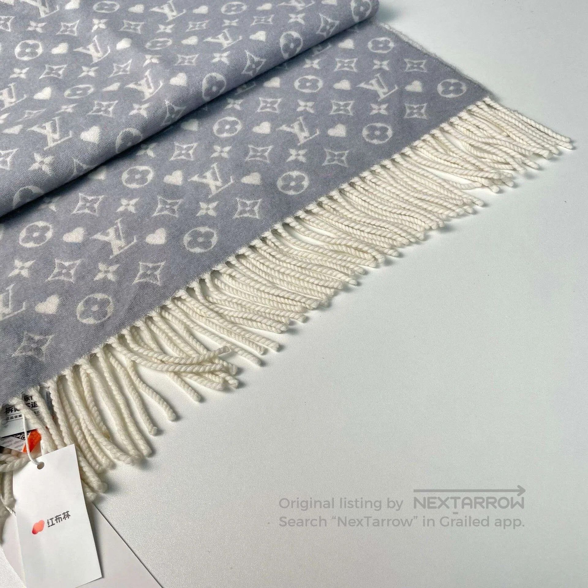 Louis Vuitton Louis Vuitton Gray Heart Monogram Fringed Scarf. Size ONE SIZE - 4 Thumbnail