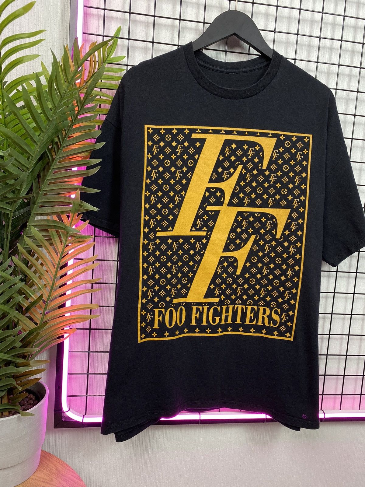 Band Tees Foo Fighters band T shirt Tee “Louis Vuitton style logo” Men Size US XL / EU 56 / 4 - 3 Thumbnail