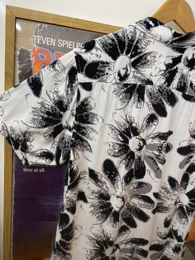 Supreme FW2017 Supreme Monochrome Daisy Floral Pattern Rayon Shirt Size US S / EU 44-46 / 1 - 4 Thumbnail