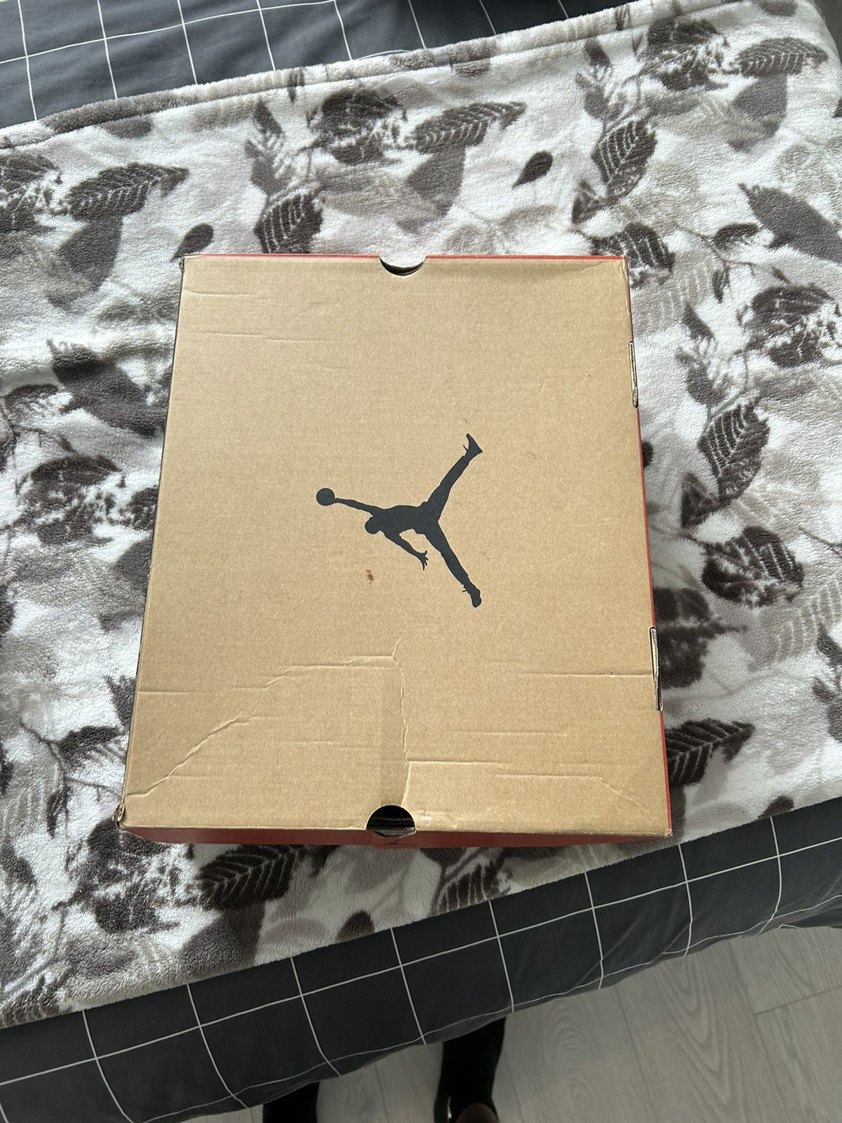 Jordan Brand Jordan 12 Flu game(2016) Size US 12 / EU 45 - 8 Thumbnail
