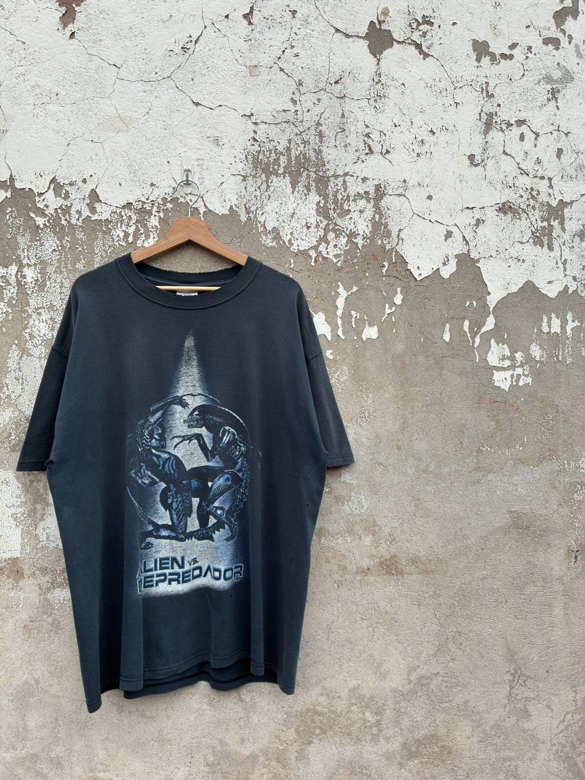 Vintage “RARE” Vintage ‘04 Alien vs Predator Mexican Movie Promo Tee Size US XL / EU 56 / 4 - 1 Thumbnail