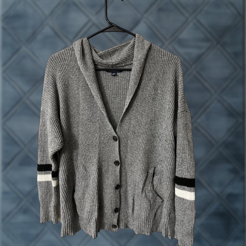 American Eagle Outfitters AMERICAN EAGLE Women's Cardigan Sweater Large Gray V-Neck Button Solid Acrylic Size L / US 10 / IT 46 - 1 Thumbnail