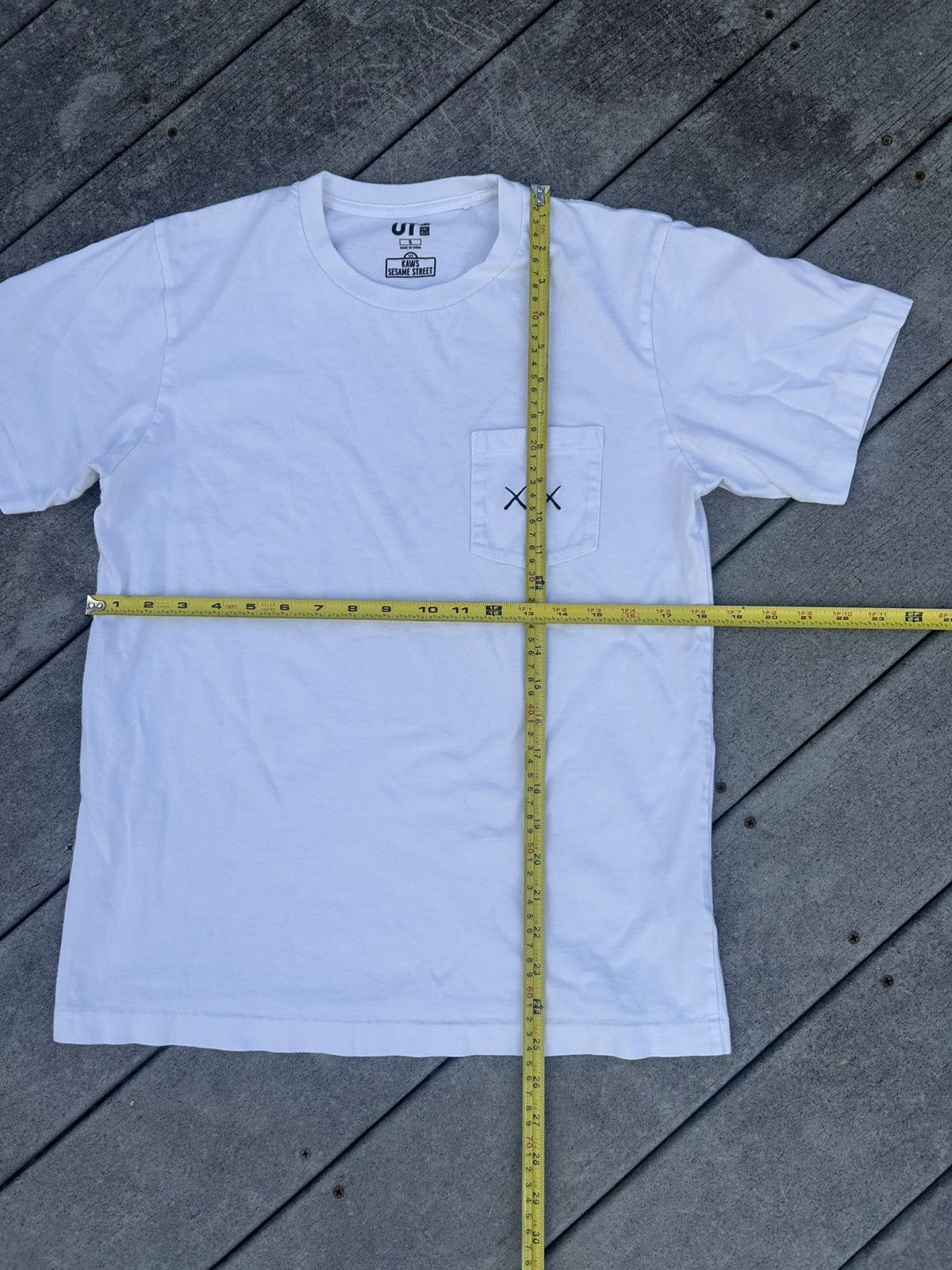 Kaws × Uniqlo Sesame Street x Kaws shirt Size US S / EU 44-46 / 1 - 2 Thumbnail