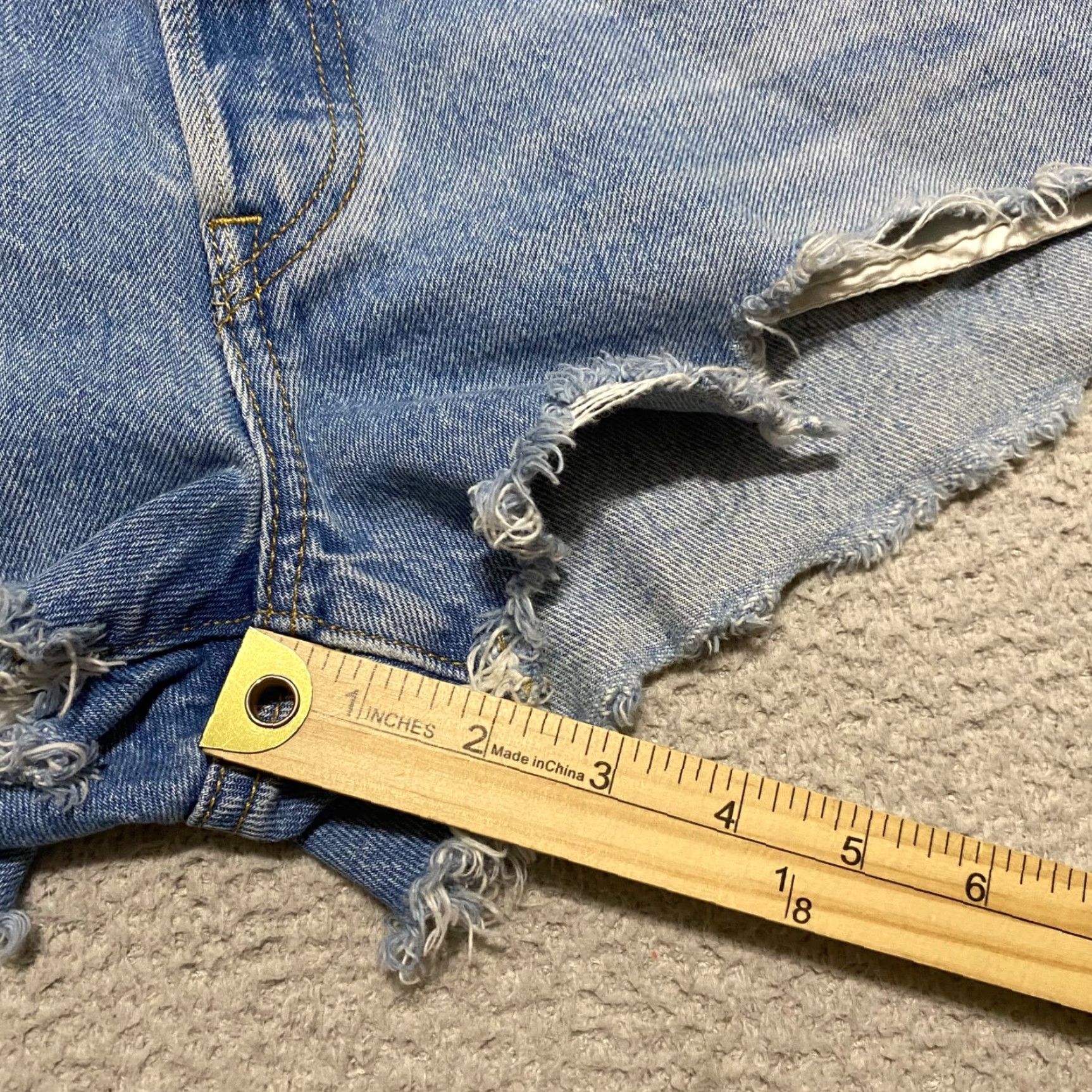 Levi's Levi's 501 Womens Jeans Shorts Blue Denim Medium Wash Cut-Off Inseam 2" 28 in Inseam 2 in Size 28" / US 6 / IT 42 - 5 Thumbnail