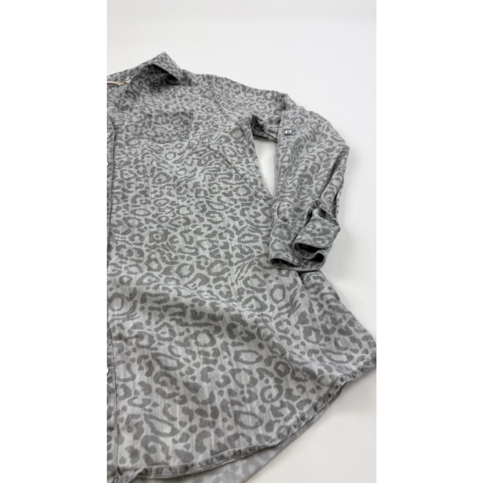 Soft Surroundings Soft Surroundings Shirt Women Medium Gray Leopard Print Lyocell Button-Up Top Womens Size M / US 6-8 / IT 42-44 - 3 Thumbnail