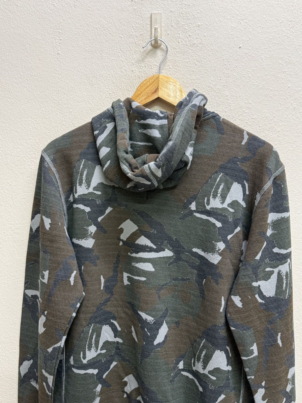 Uniqlo Uniqlo Camo Paternz Zip Up Sweater Hoodie Size US M / EU 48-50 / 2 - 17 Thumbnail