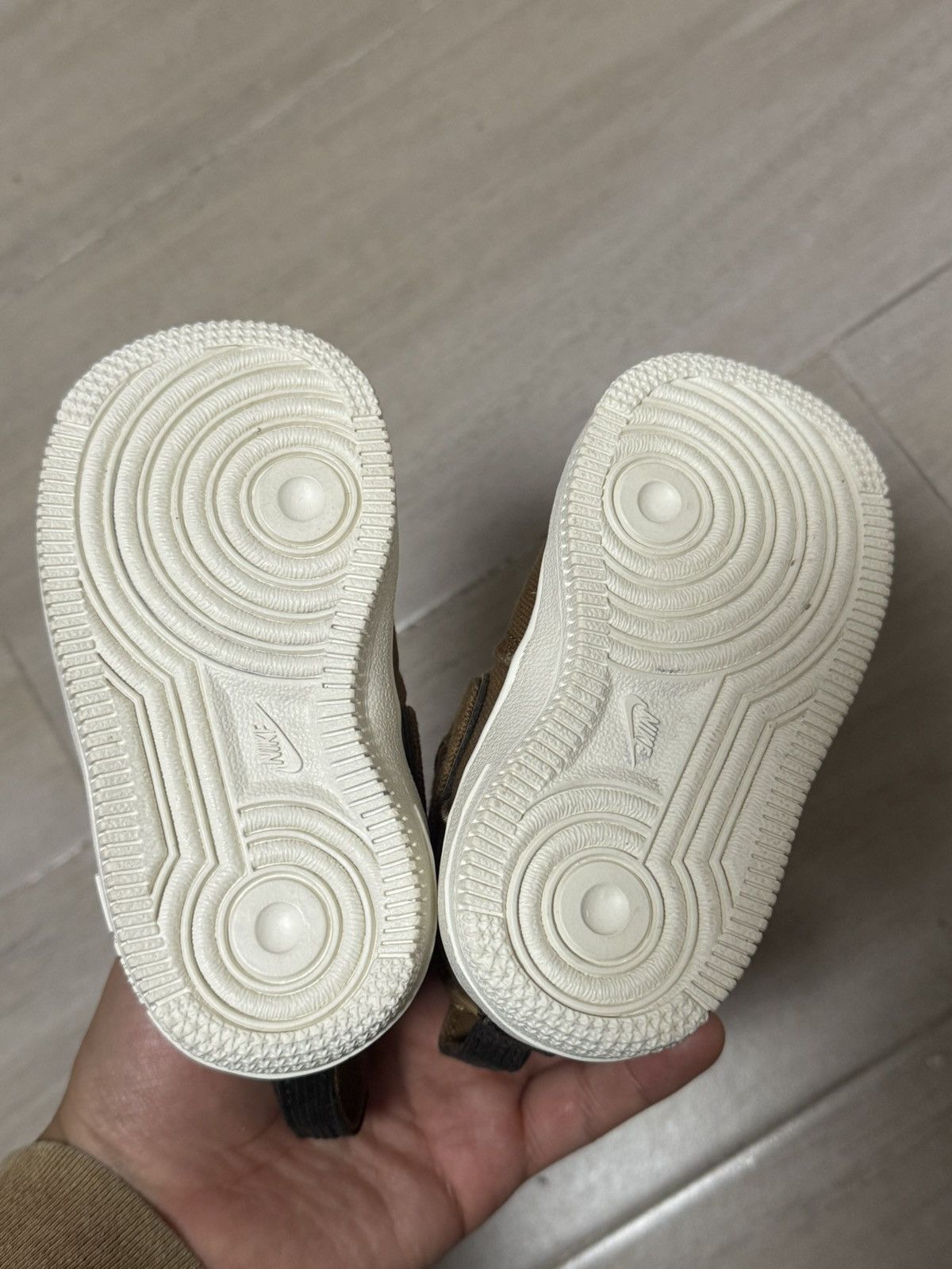 Carhartt Wip × Nike Nike Air Force 1 x Carhartt WIP (Baby) Size US 5 / EU 37 - 4 Thumbnail
