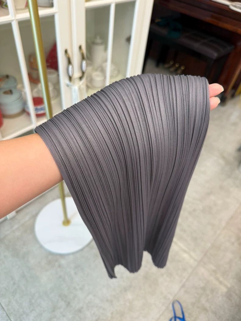Issey Miyake Issey Miyake size:1 A dark grey skirt Size 42" / US 20 - 6 Thumbnail