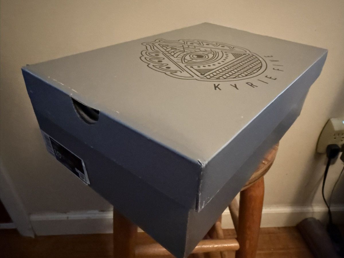Nike Kyrie V Team Black Magic mid, OG Box, EXC! Minimal Use!