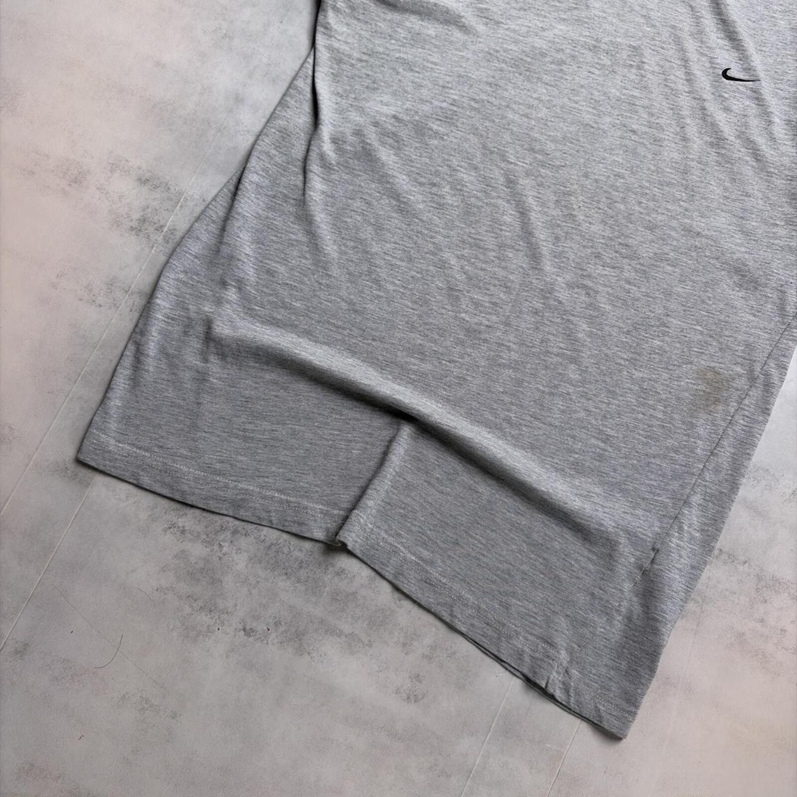 Nike Vintage Grey Nike Mini Swoosh Distressed T-Shirt Size US S / EU 44-46 / 1 - 3 Thumbnail
