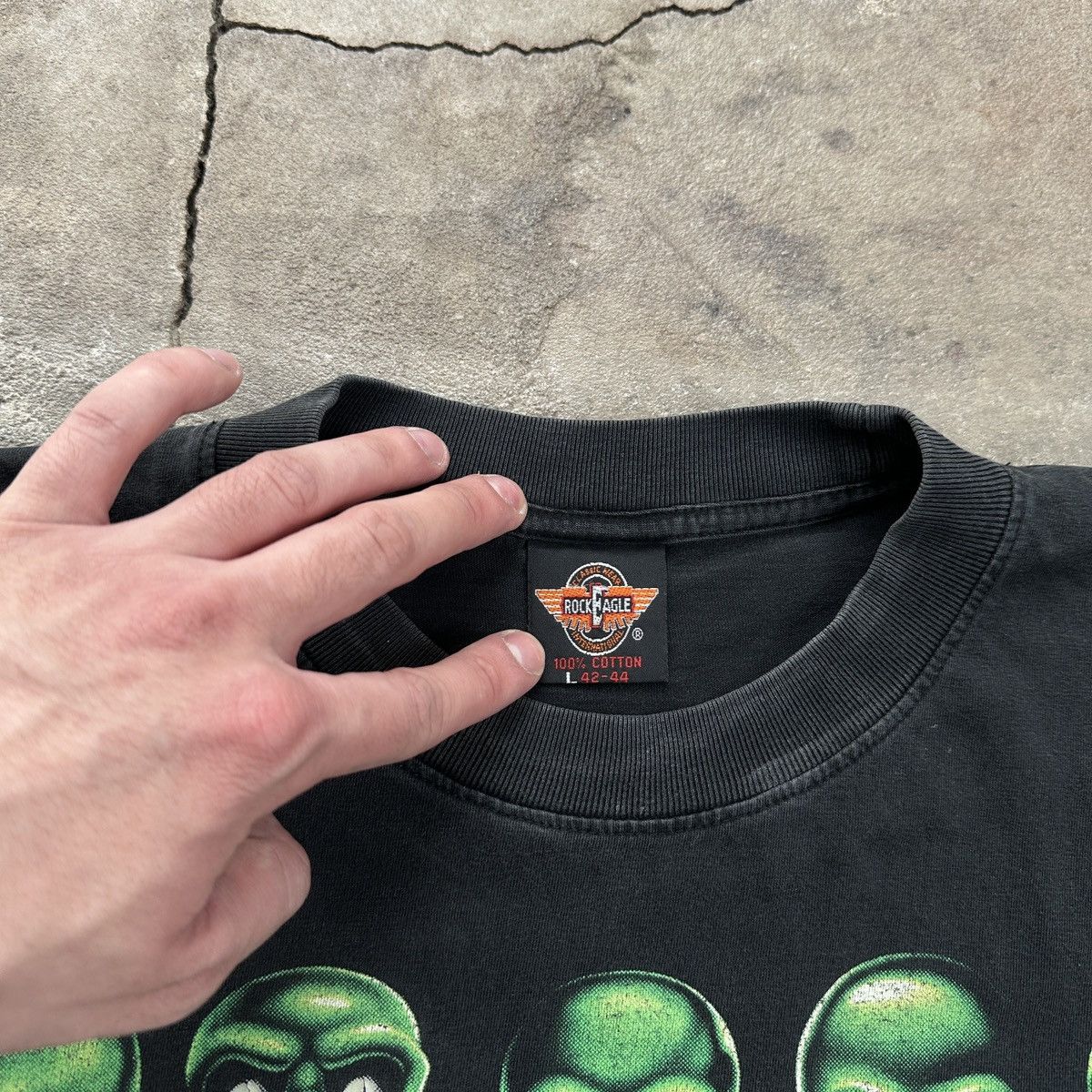 Vintage Vintage 00’s Green Skulls Distressed T-shirt Size US L / EU 52-54 / 3 - 8 Thumbnail
