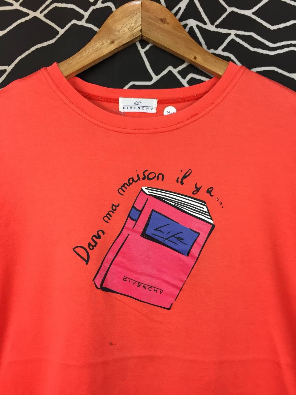 Givenchy Vtg Givenchy Life "Dans ma maison" Book Graphic Tee Size US M / EU 48-50 / 2 - 3 Thumbnail