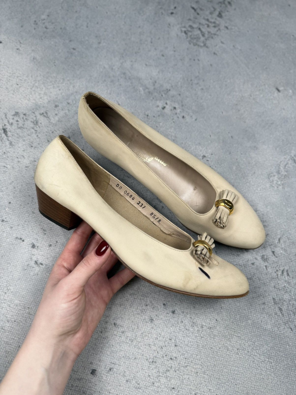 Salvatore Ferragamo Salvatore Ferragamo Vintag Cream Leather Pumps Gold Hardware Size US 8.5 / IT 38.5 - 2 Thumbnail