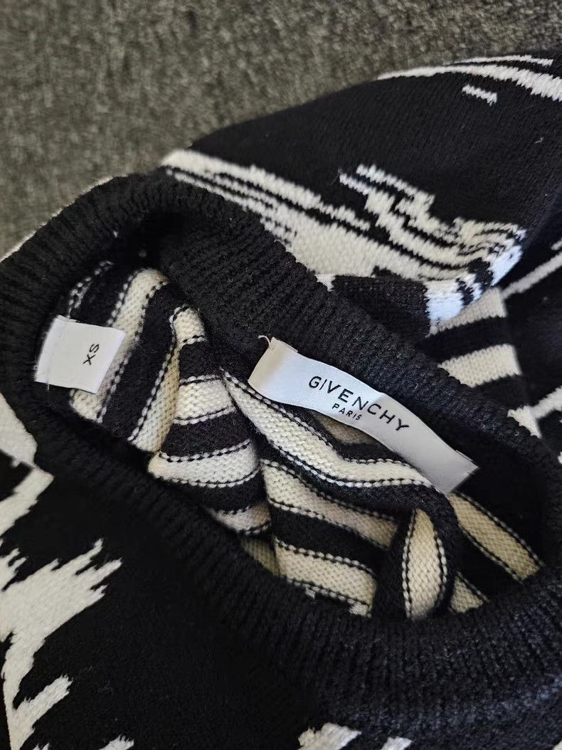 Givenchy Givenchy Black & White Striped & Leopard Print Wool Sweater Size US XS / EU 42 / 0 - 2 Thumbnail