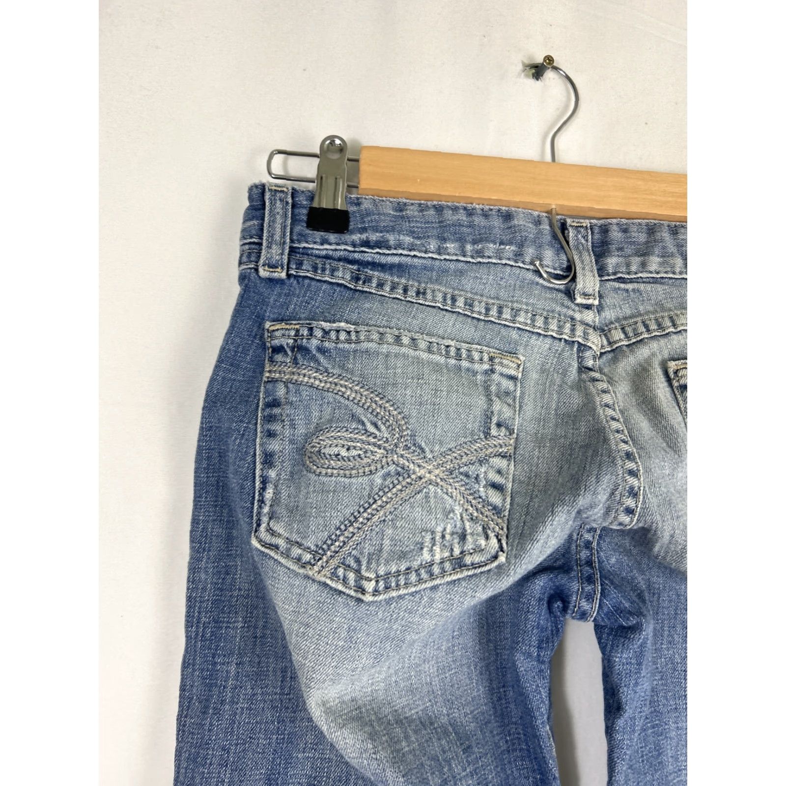 Vintage BKE Jeans Capri Womens 28 Medium Wash Distressed 5 Pocket Buckle 30X19 Size 28" / US 6 / IT 42 - 7 Thumbnail