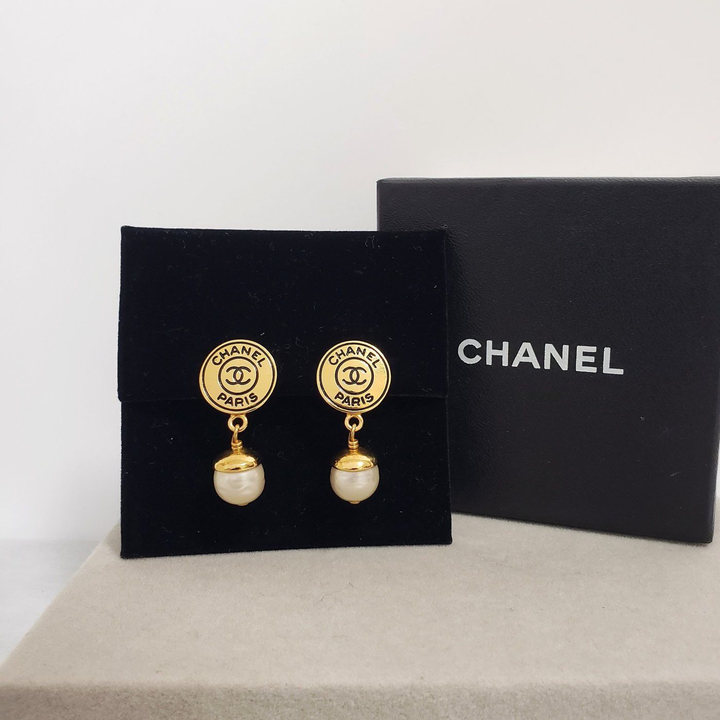 Chanel Chanel Paris CC Faux Pearl Dangle Clip On Size ONE SIZE - 1 Thumbnail