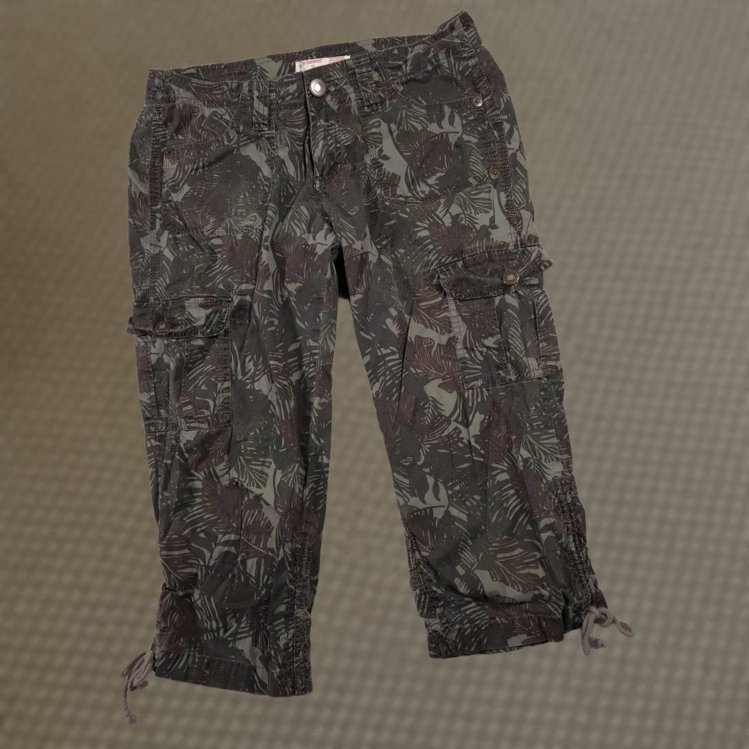 Vintage No Boundaries Cargo Capri Pants Womens 11 Darkest Olive Camo Drawstring Stretch Capris Size 32" / US 10 / IT 46 - 1 Thumbnail