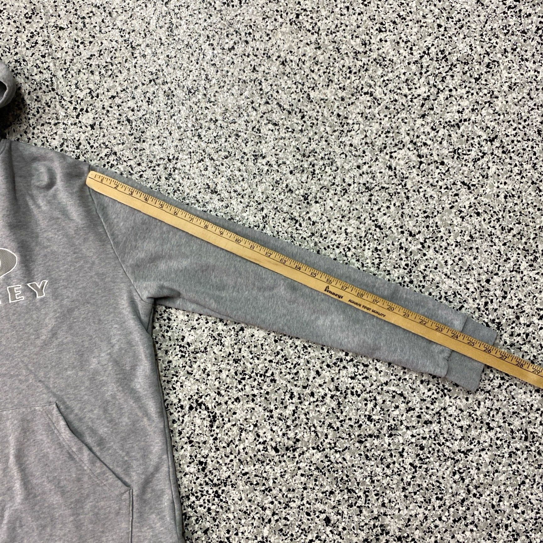 Oakley VINTAGE Oakley Hoodie Men’s Center Grey Size L Logo Graphic Print Pullover Hooded Crew Neck Long Sleeve | Gray | Regular Fit | Outdoor Y2K Men Size US L / EU 52-54 / 3 - 4 Thumbnail