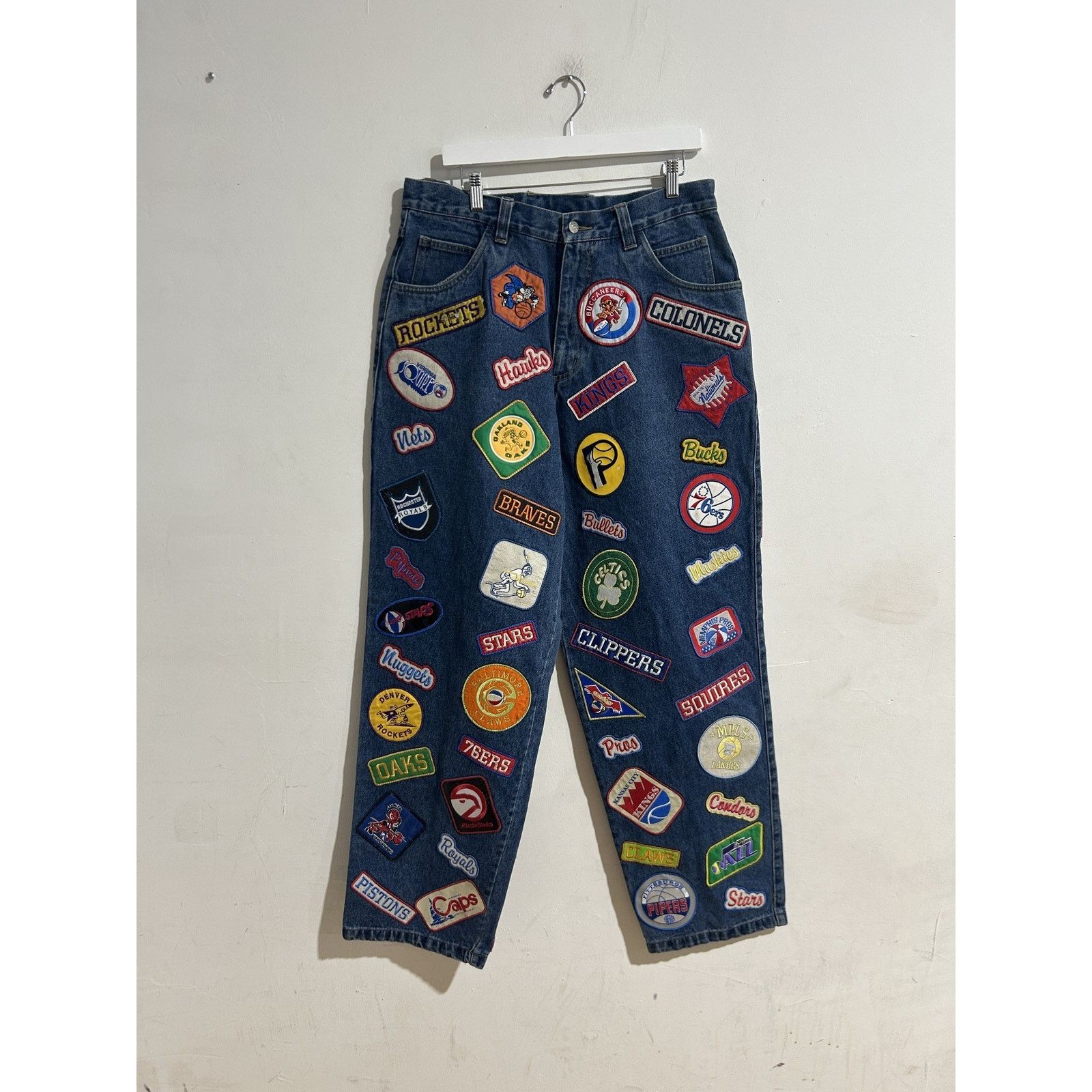 Jeff Hamilton VINTAGE JEFF HAMILTON HARDWOOD CLASSICS NBA PATCH JEAN Size US 34 / EU 50 - 1 Thumbnail