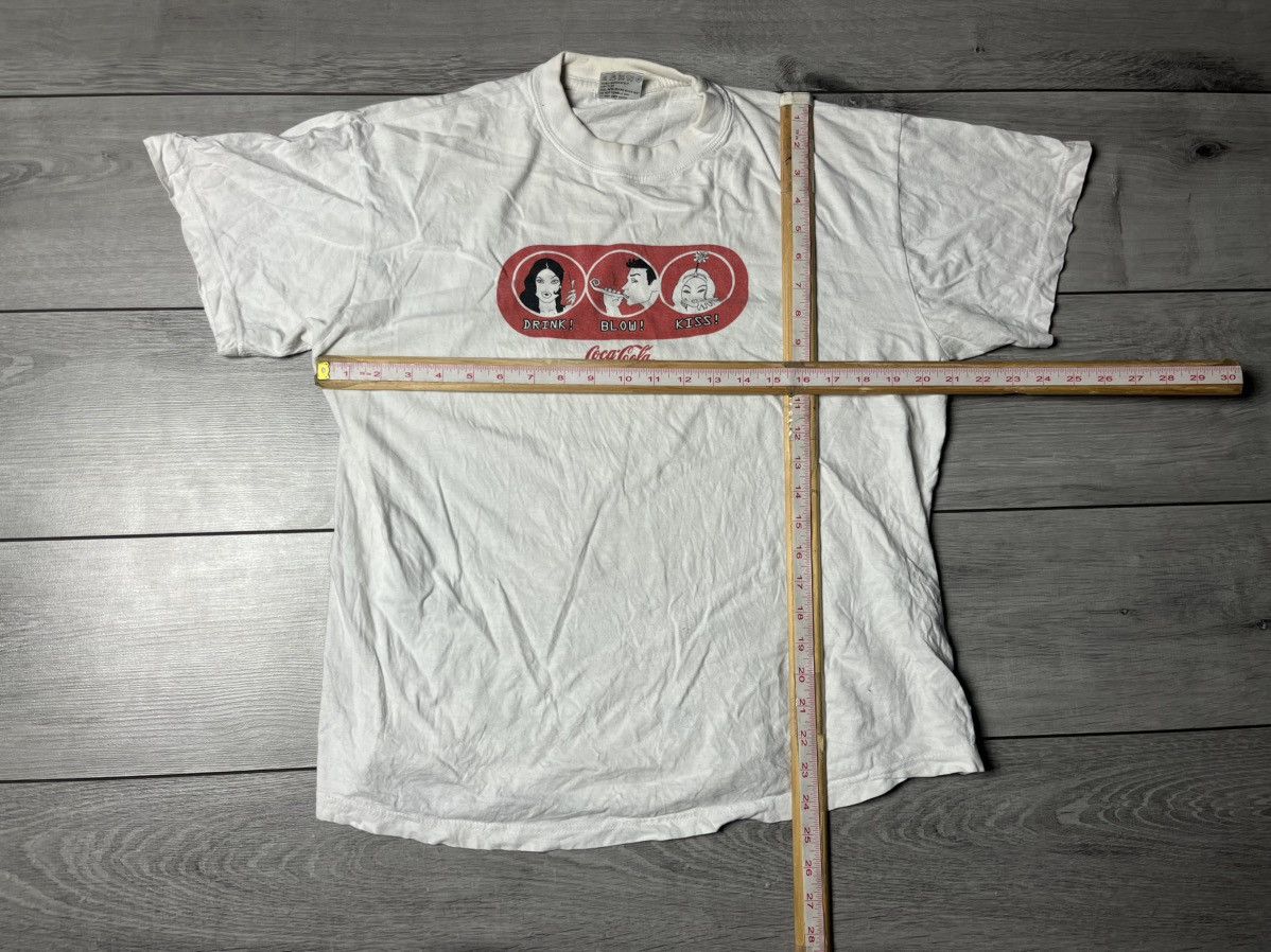 Coca Cola Vintage Coca Cola Drink Blow Kiss Tshirt 00s Size US L / EU 52-54 / 3 - 5 Thumbnail
