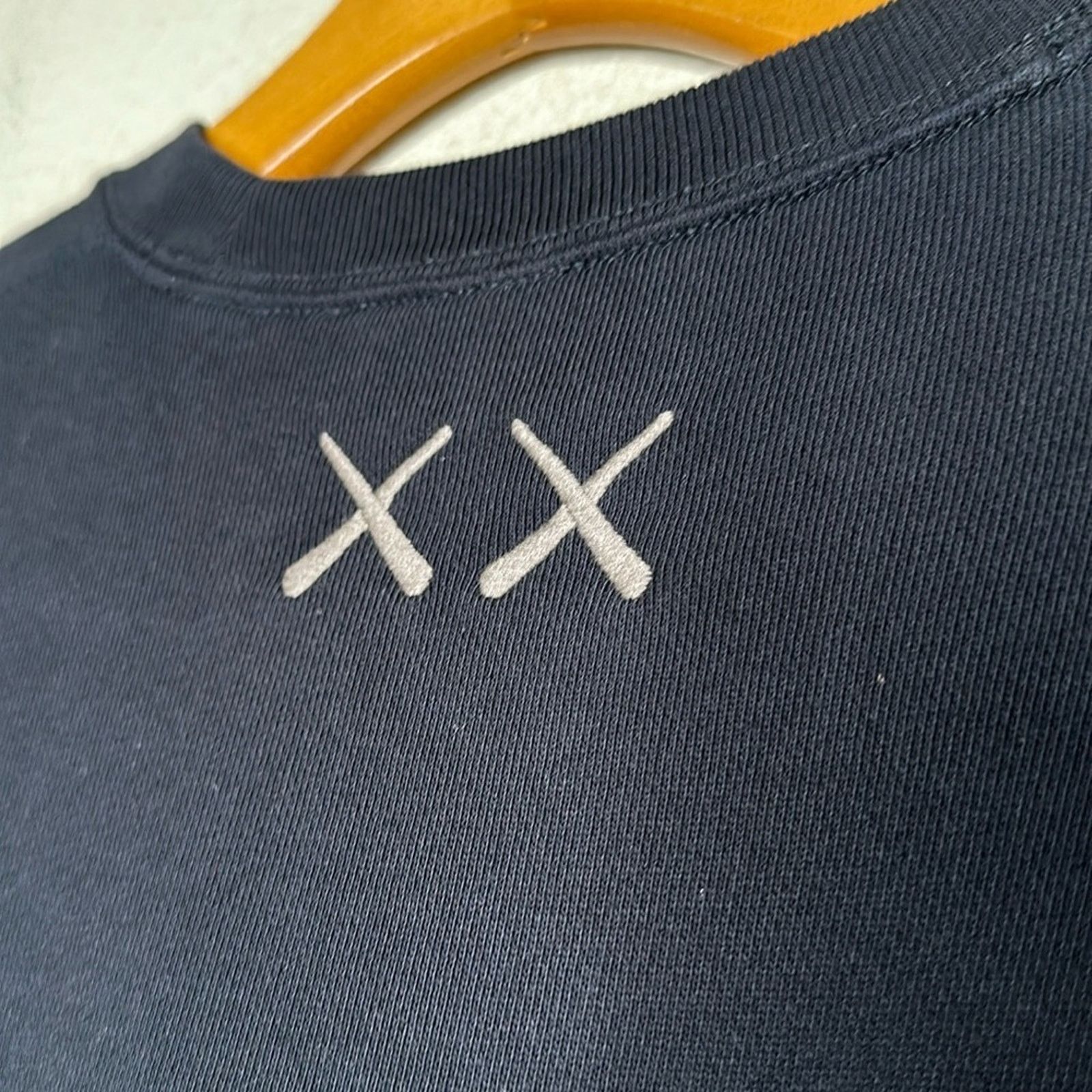 Kaws × Uniqlo NEW UNIQLO x KAWS Crewneck Sweatshirt Black Size Small Black Size US S / EU 44-46 / 1 - 13 Thumbnail