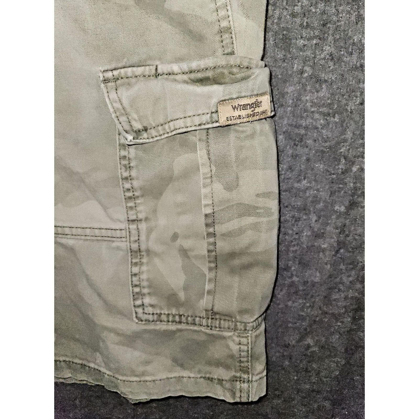 Wrangler VINTAGE Wrangler Camo Cargo Shorts 44 Green High Rise Men Cargo Pocket Regular Inseam 9 in Mens Size US 44 / EU 60 - 7 Thumbnail