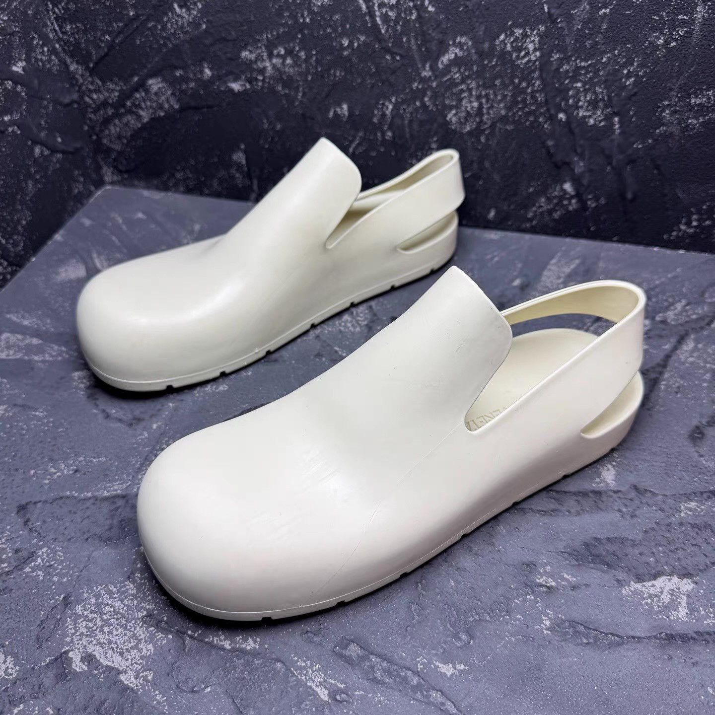 Bottega Veneta Bottega Veneta White Slide Sandals Q10 Size US 7 / IT 37 - 1 Thumbnail