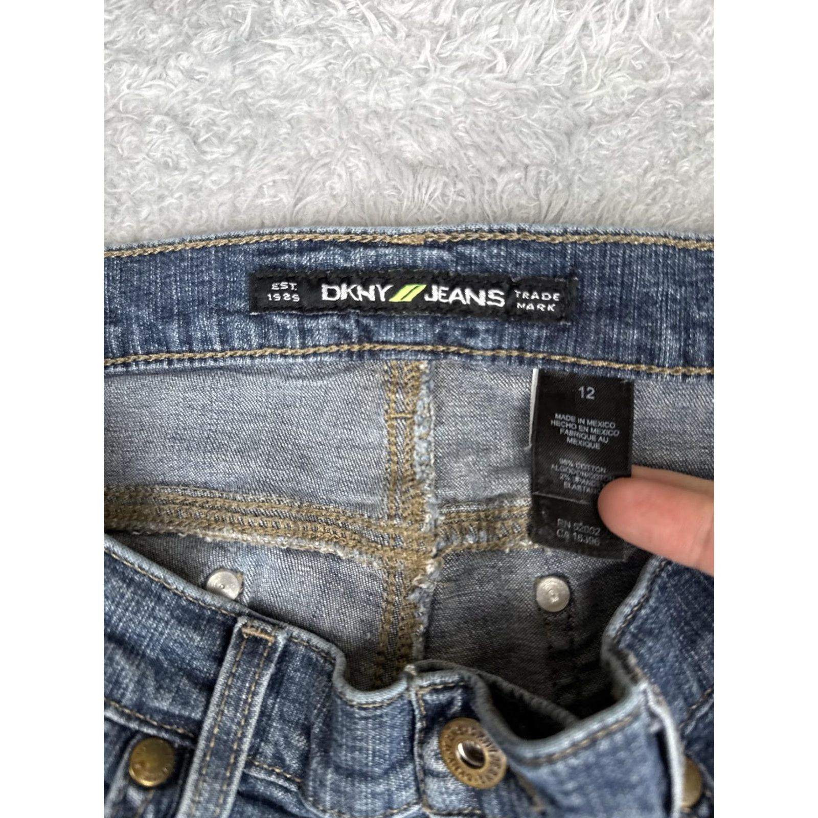 DKNY VINTAGE DKNY Jeans Straight Jeans Womens 12 Blue Mid Rise Distressed Denim 32x30 Raw Hem Size 34" / US 12 / IT 48 - 6 Thumbnail
